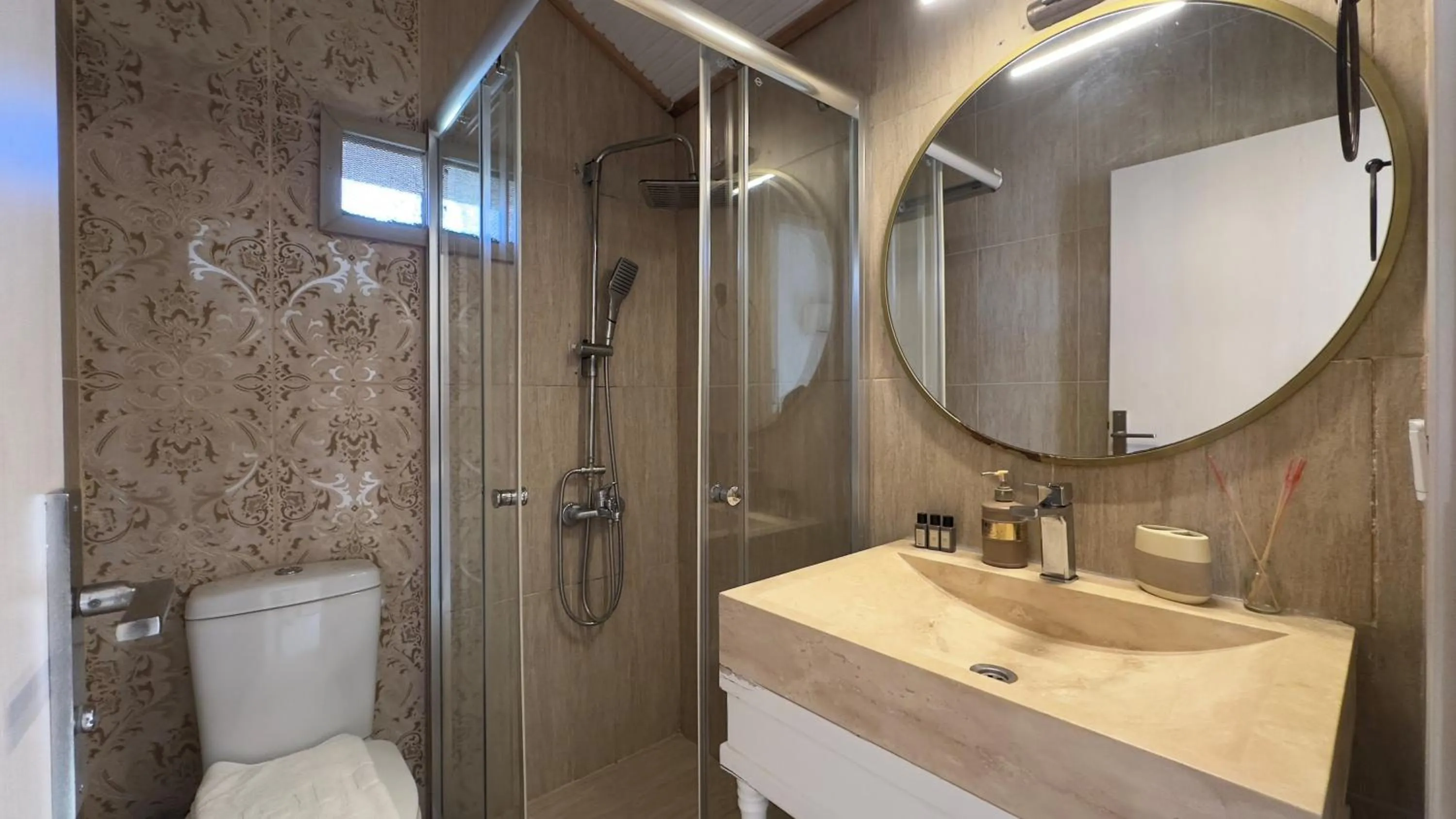 Bathroom in Aliko Hotel