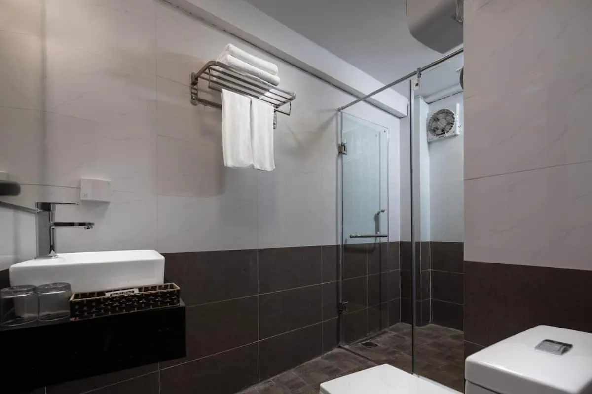 Shower in Valley Hotel &Travel