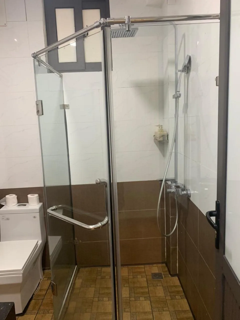 Shower in Valley Hotel &Travel