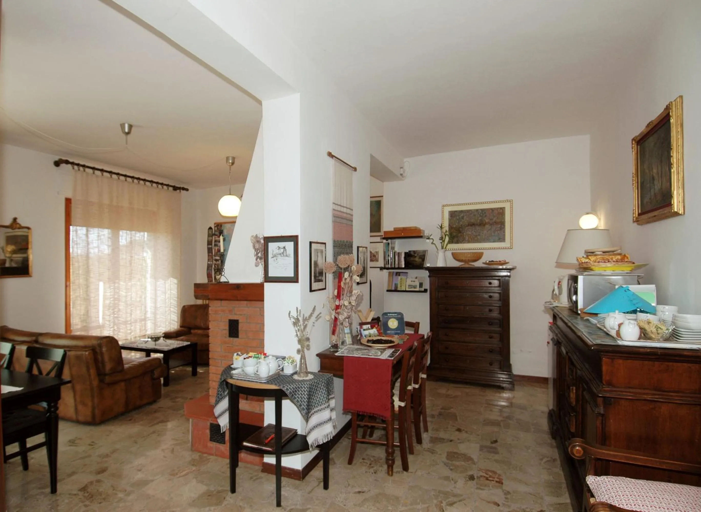 Communal lounge/ TV room in B&B Casa Certosa