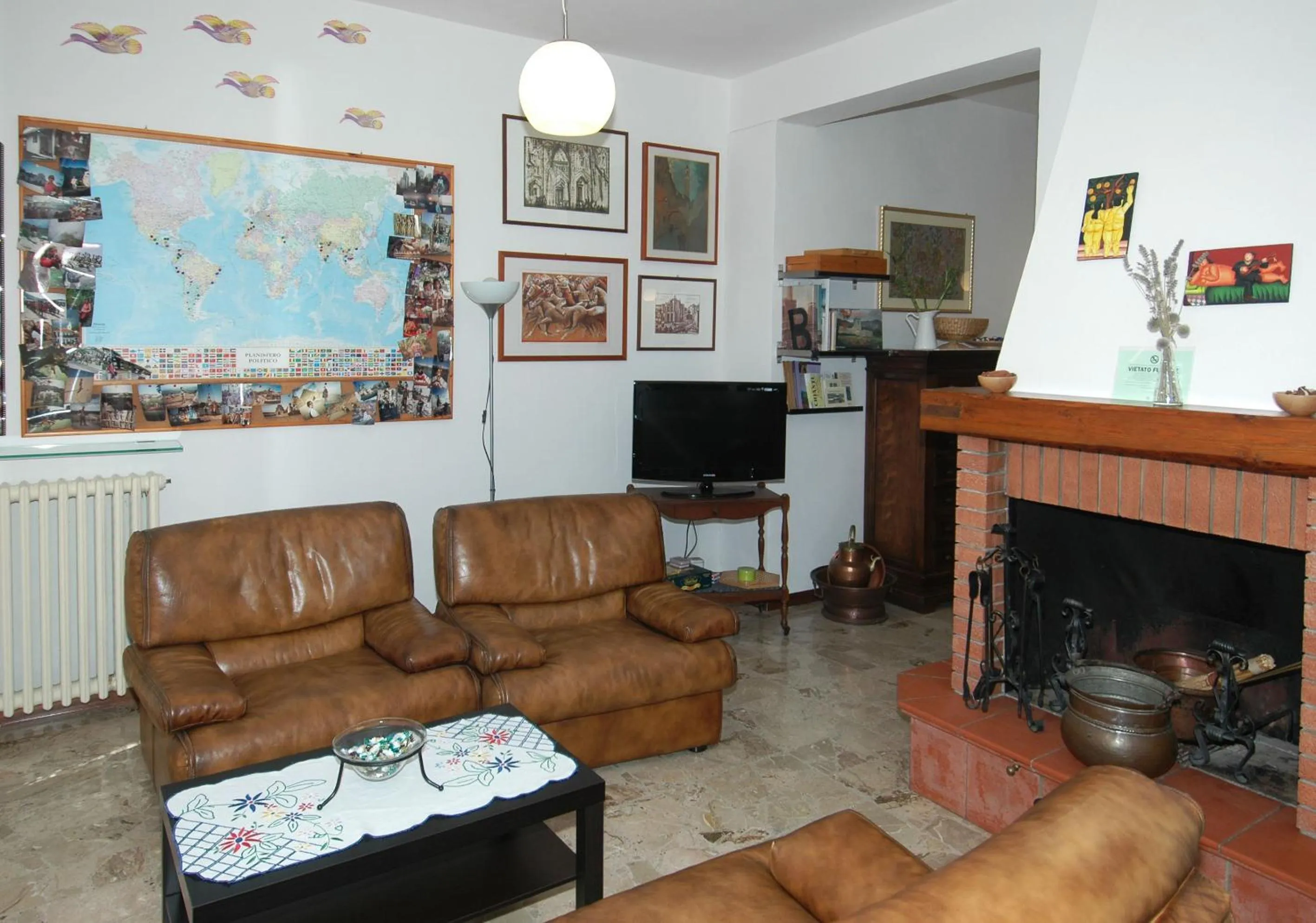 Communal lounge/ TV room in B&B Casa Certosa