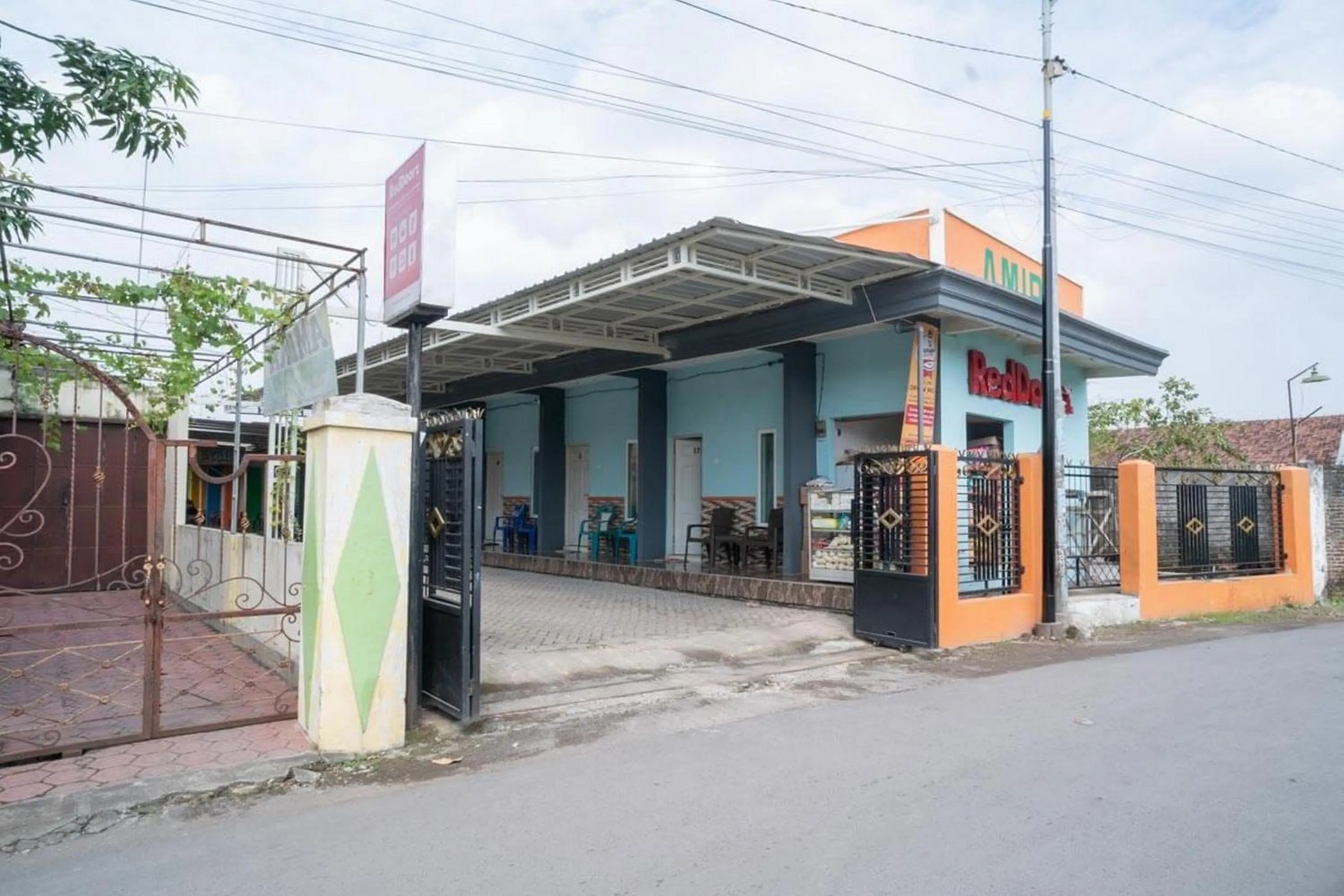 Facade/entrance in RedDoorz Syariah near Lippo Plaza Sidoarjo