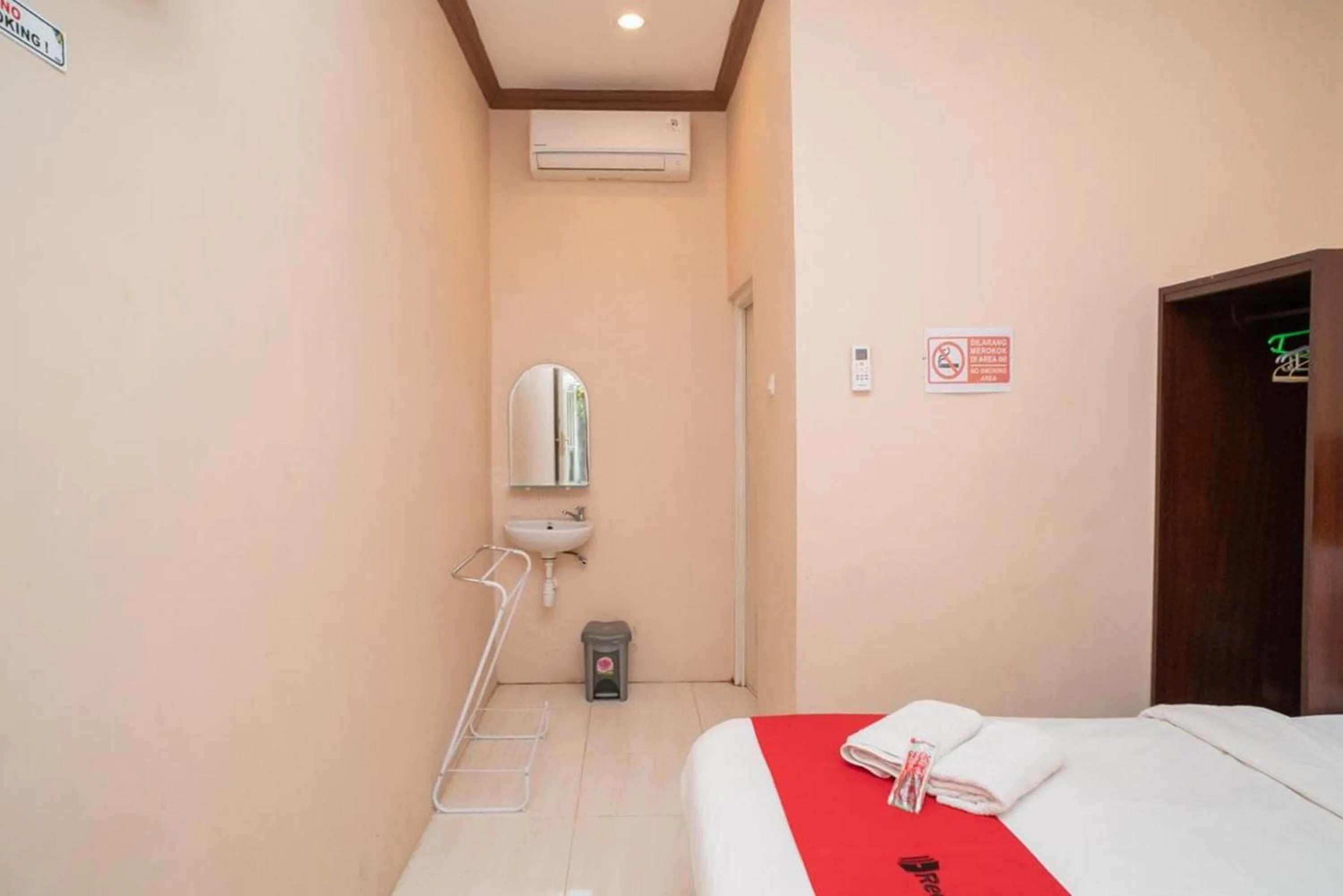 Bedroom, Bed in RedDoorz Syariah near Lippo Plaza Sidoarjo