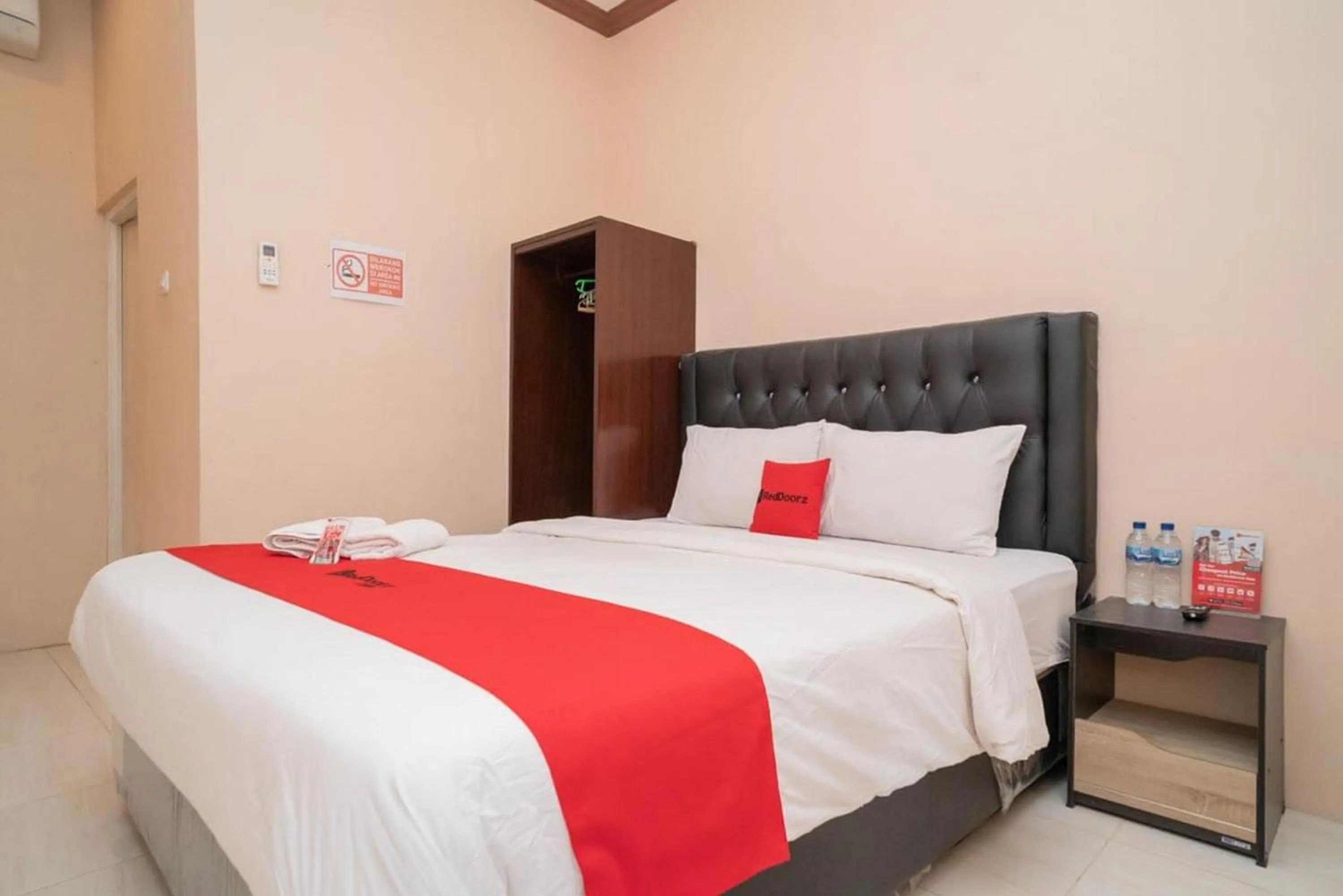 Bedroom, Bed in RedDoorz Syariah near Lippo Plaza Sidoarjo