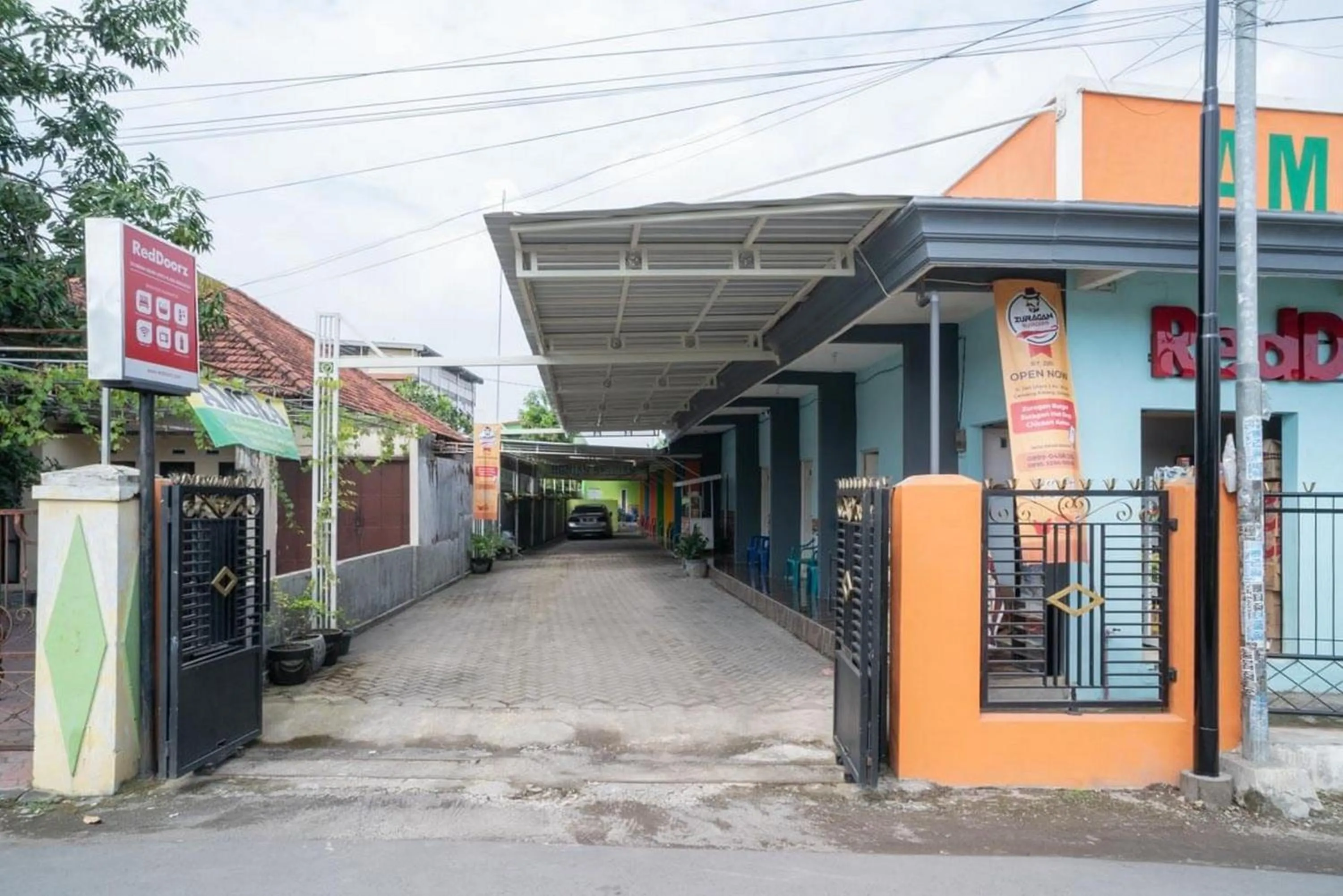 Facade/entrance in RedDoorz Syariah near Lippo Plaza Sidoarjo