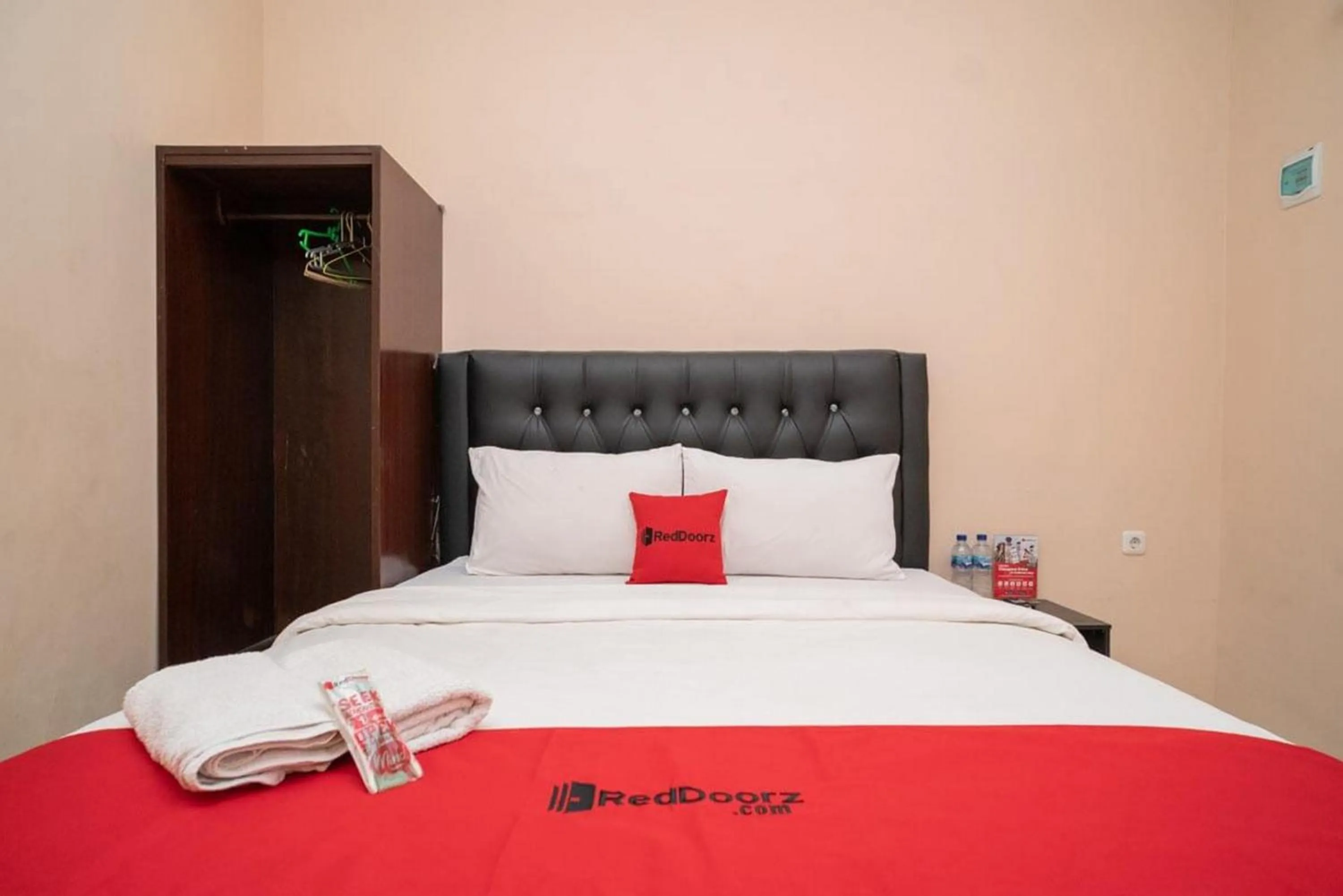 Bedroom, Bed in RedDoorz Syariah near Lippo Plaza Sidoarjo