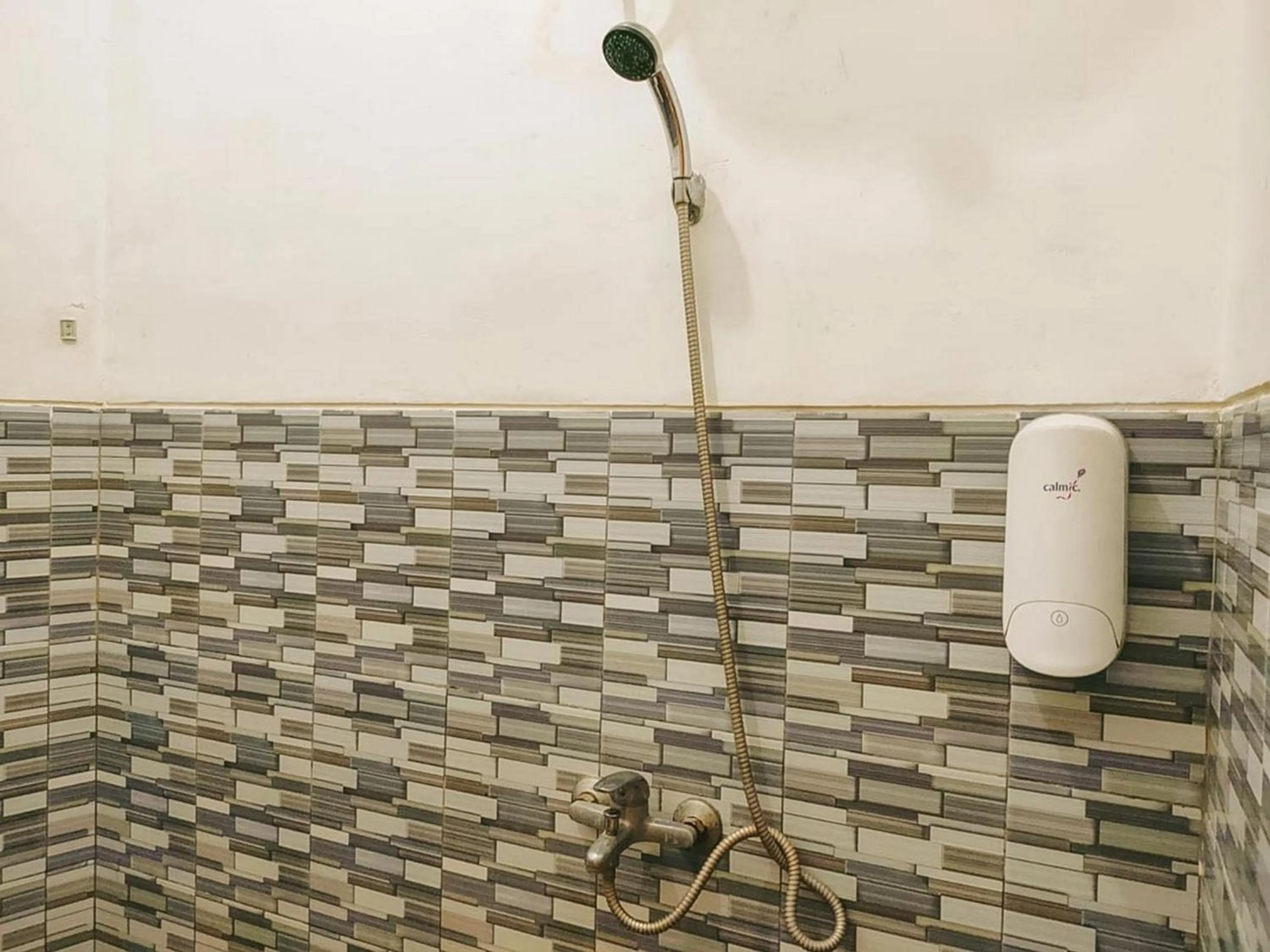 Shower in RedDoorz Syariah near Lippo Plaza Sidoarjo