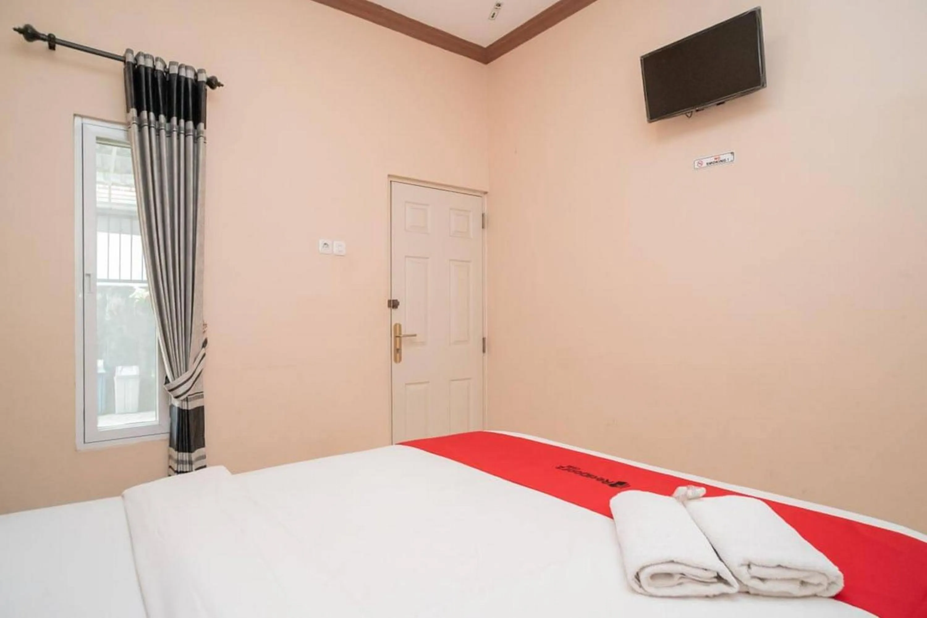 Bedroom, Bed in RedDoorz Syariah near Lippo Plaza Sidoarjo