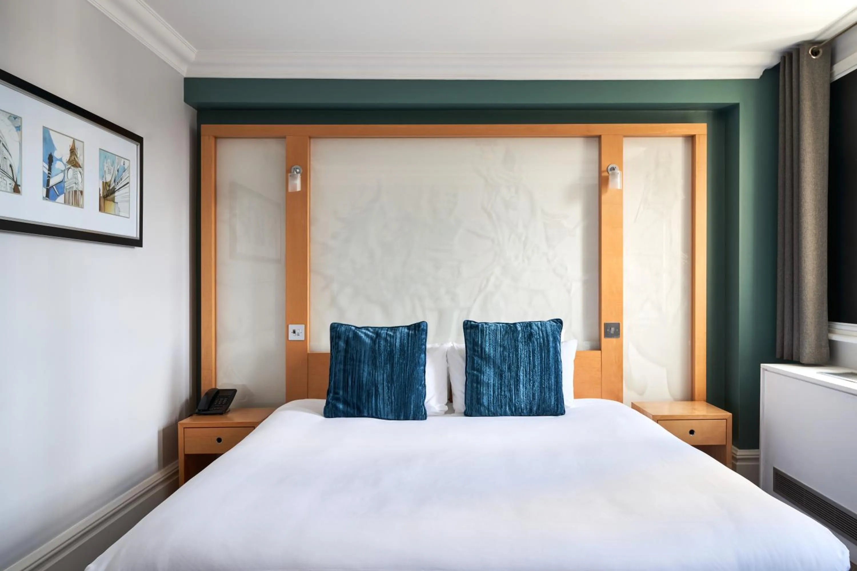 Bed in Thistle London Park Lane