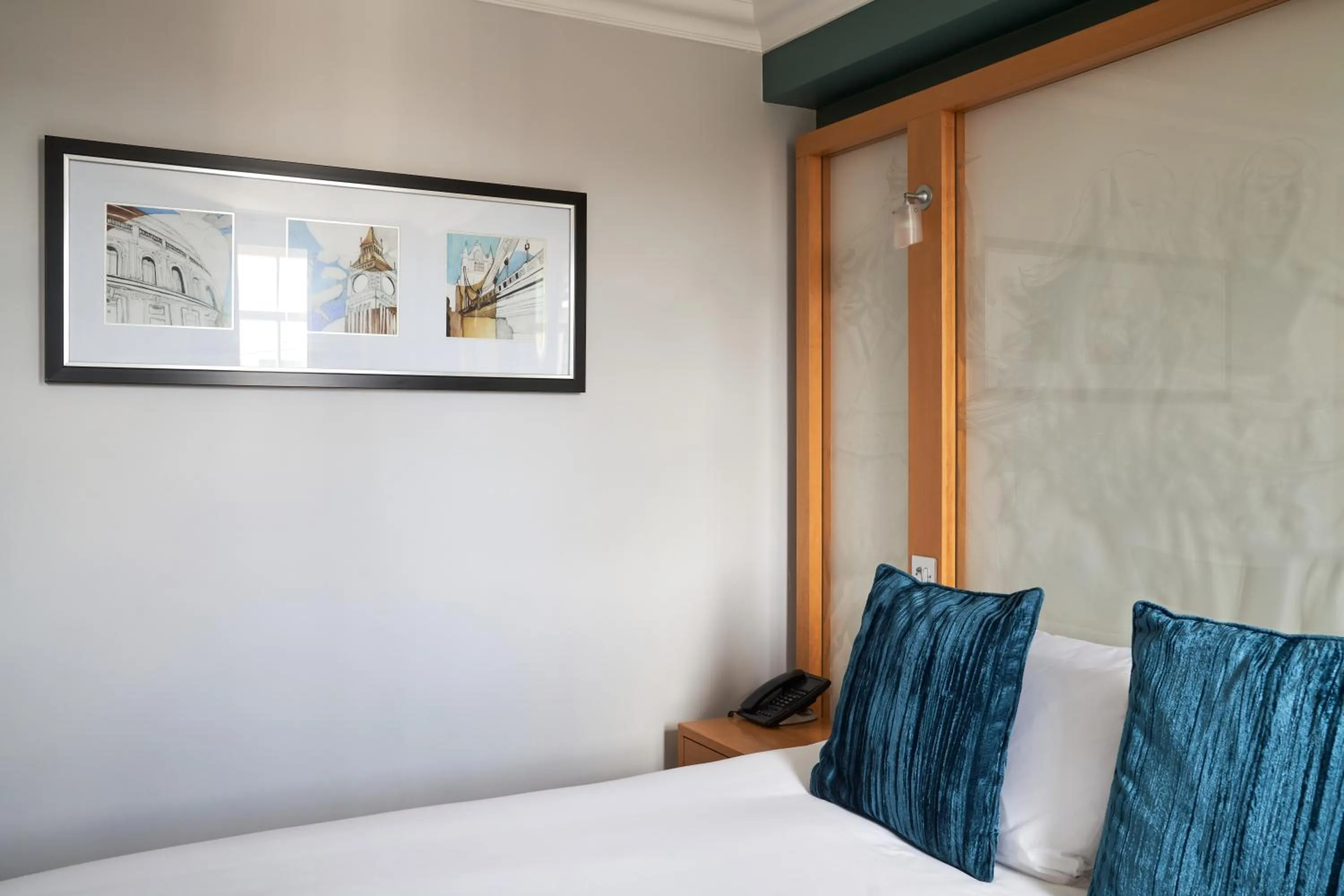 Bed in Thistle London Park Lane