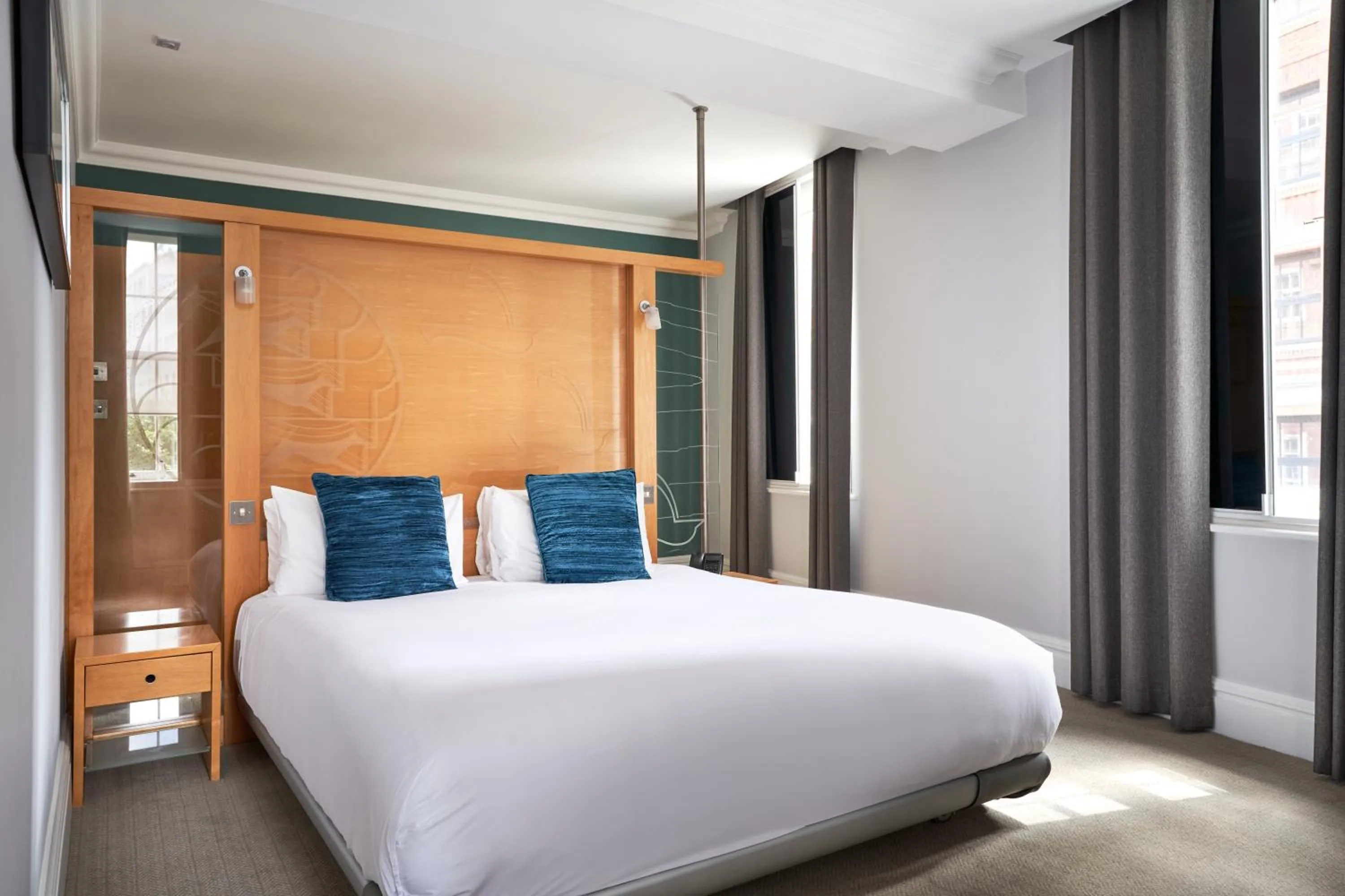 Bed in Thistle London Park Lane