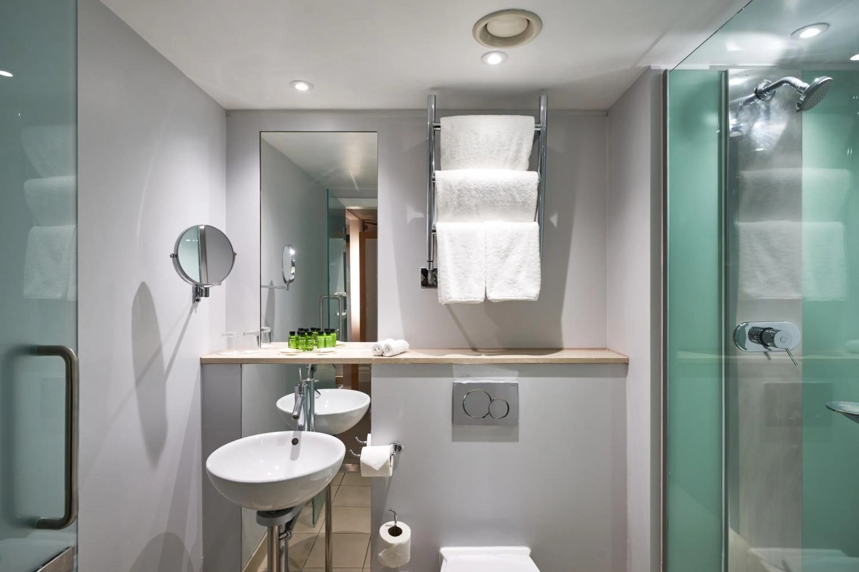 Bathroom in Thistle London Park Lane