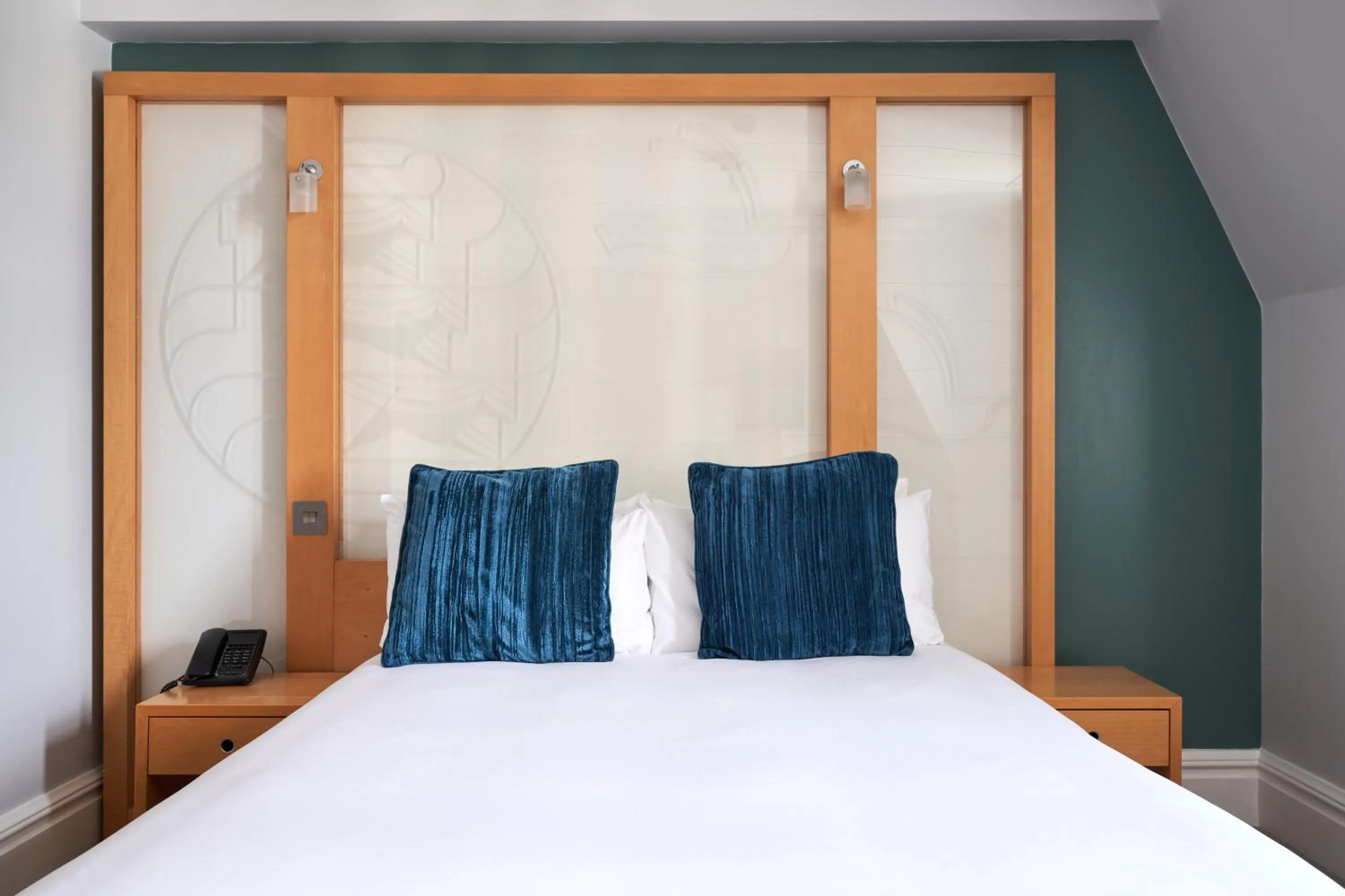 Bed in Thistle London Park Lane