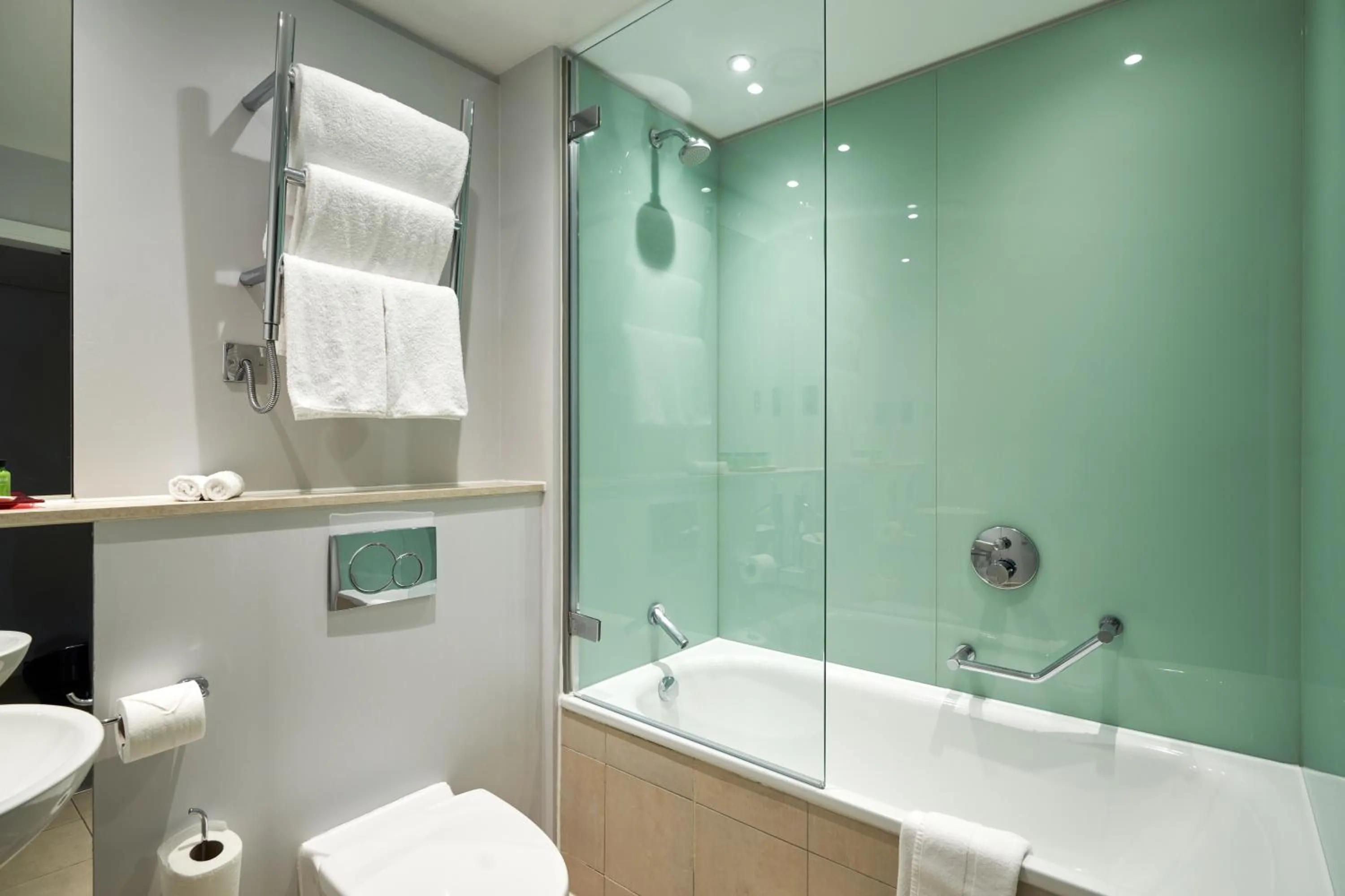 Bathroom in Thistle London Park Lane