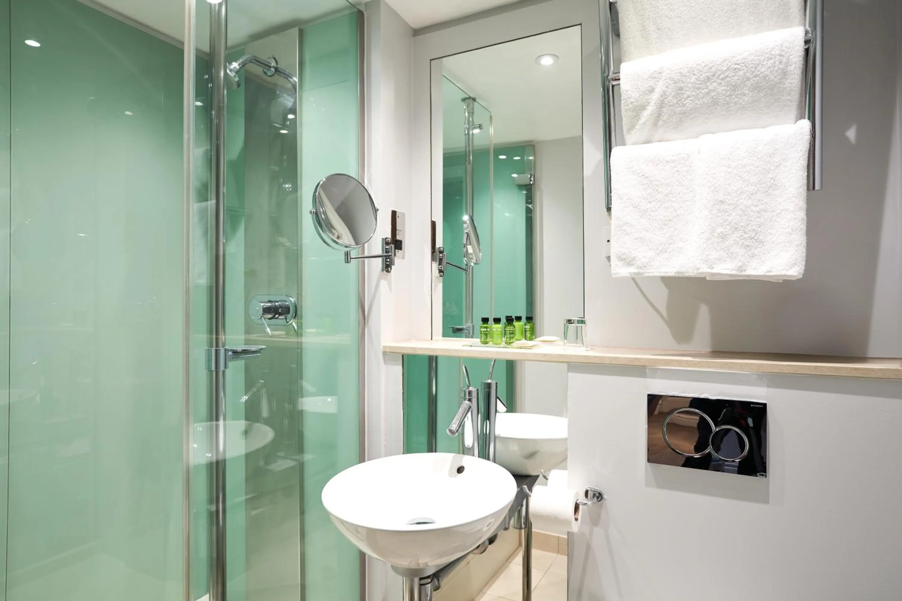 Bathroom in Thistle London Park Lane