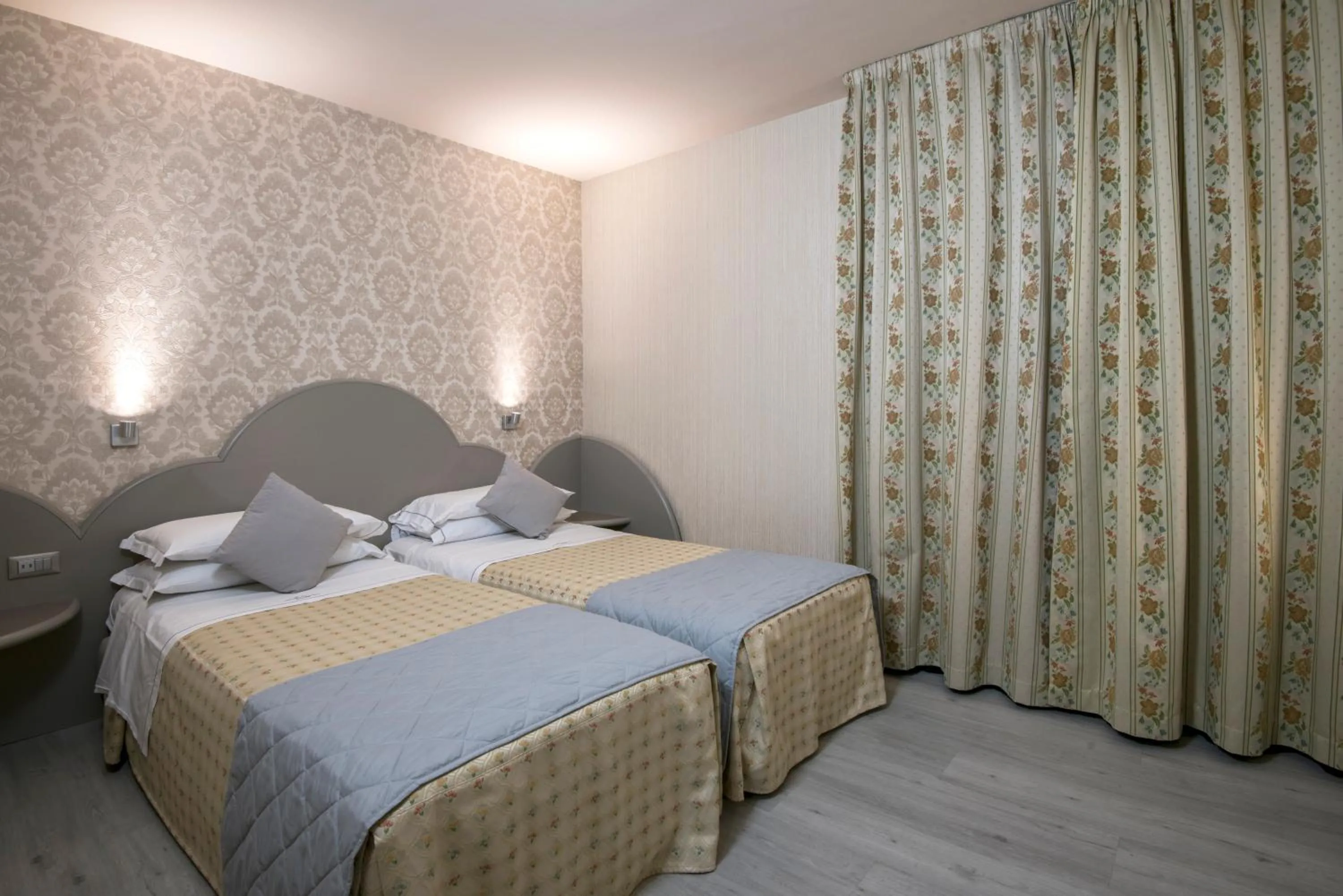 Restaurant/places to eat, Bed in Marchi Hotel