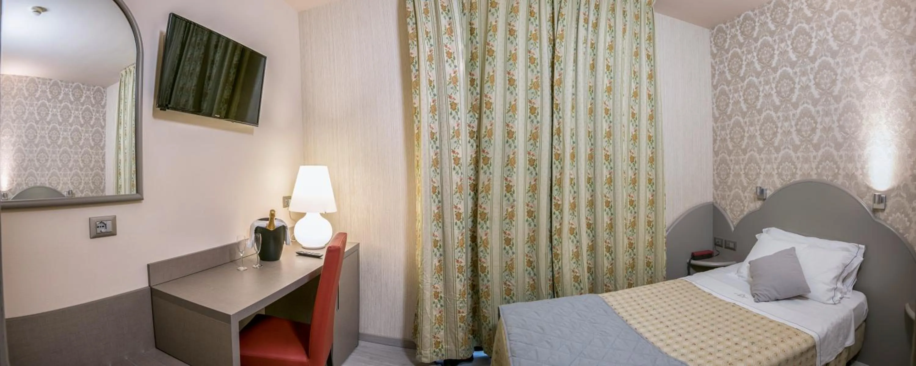 Shower, Bed in Marchi Hotel