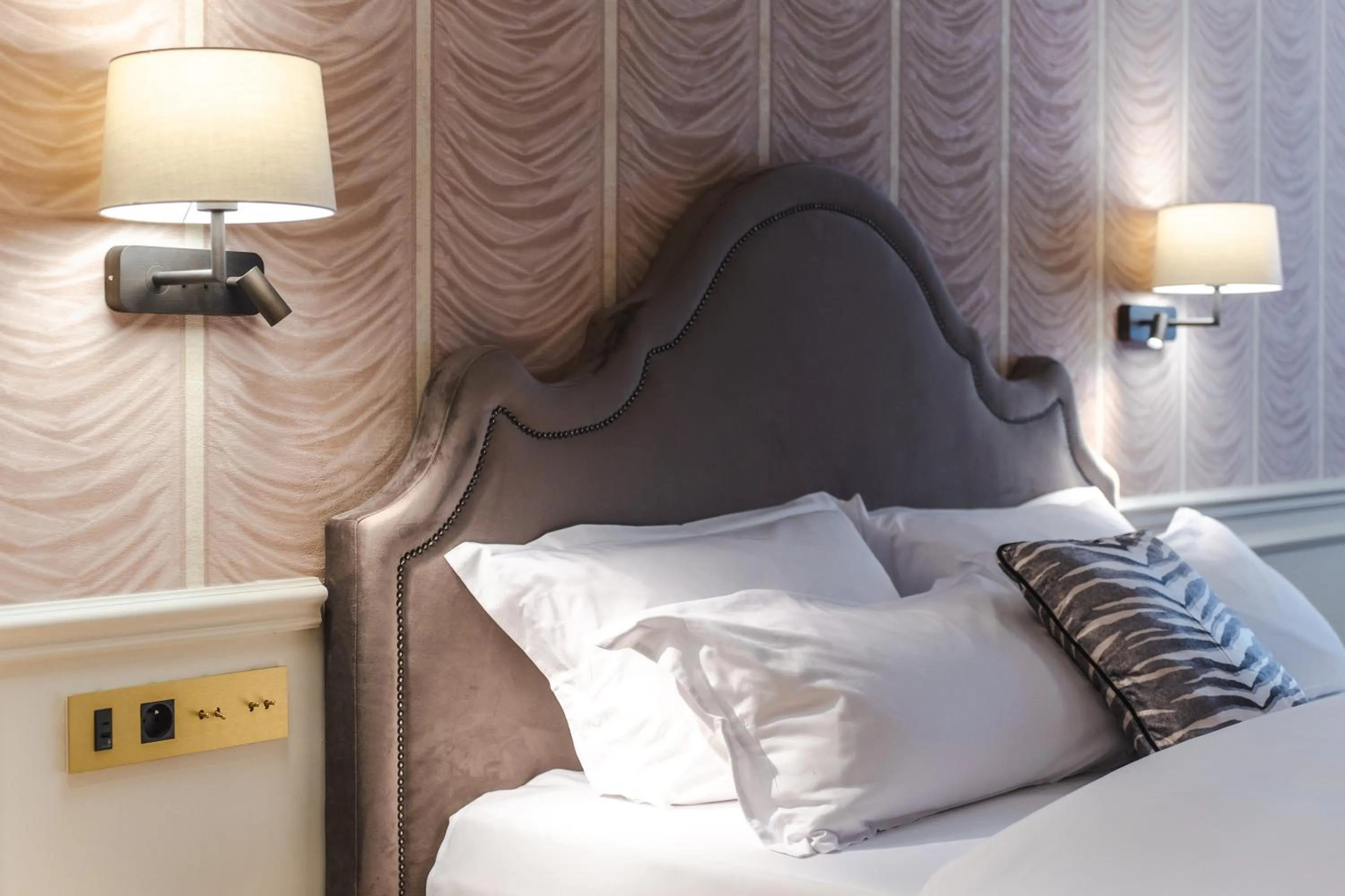 Bed in Hotel Unicus Palace Old Town - Destigo Hotels