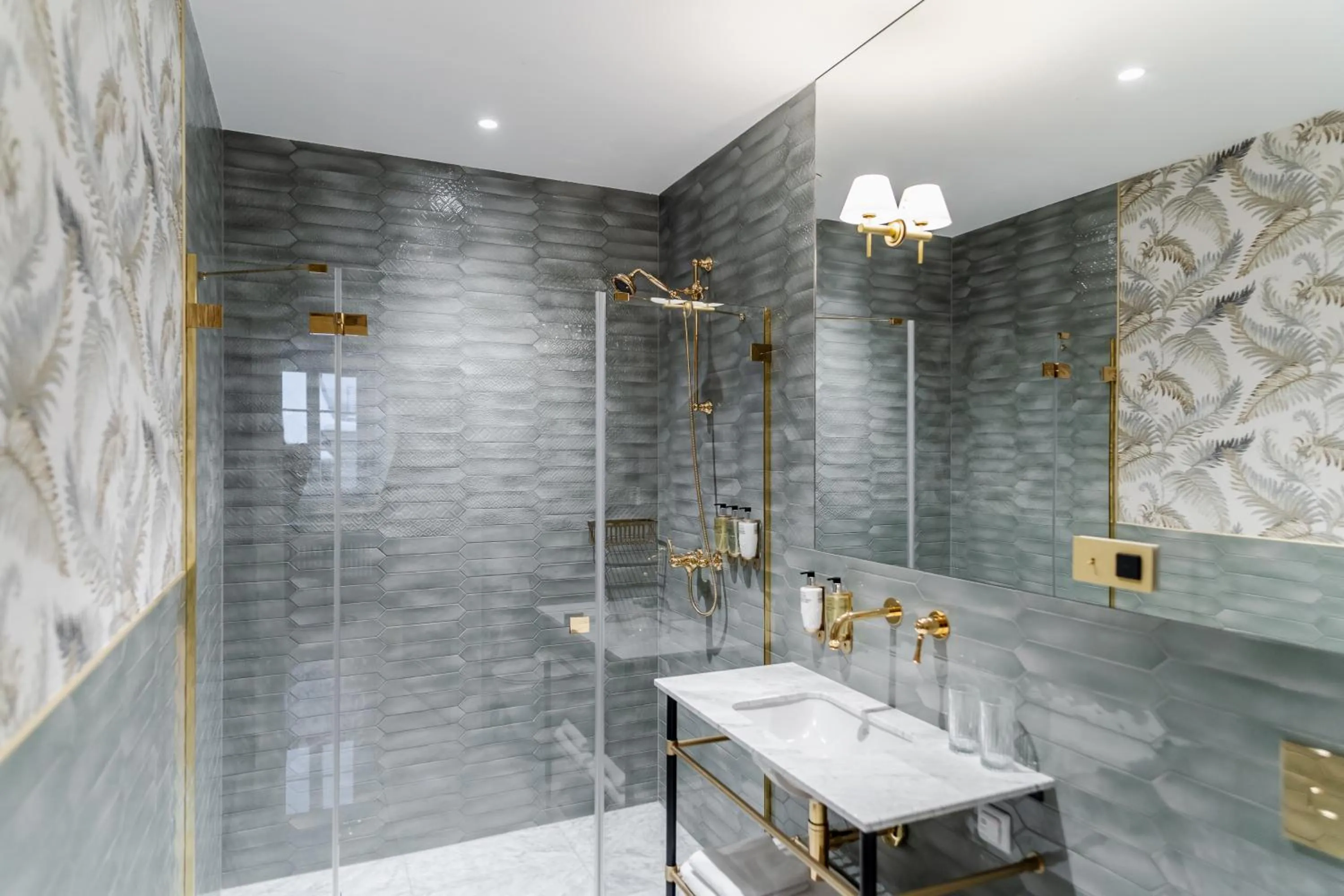 Shower in Hotel Unicus Palace Old Town - Destigo Hotels