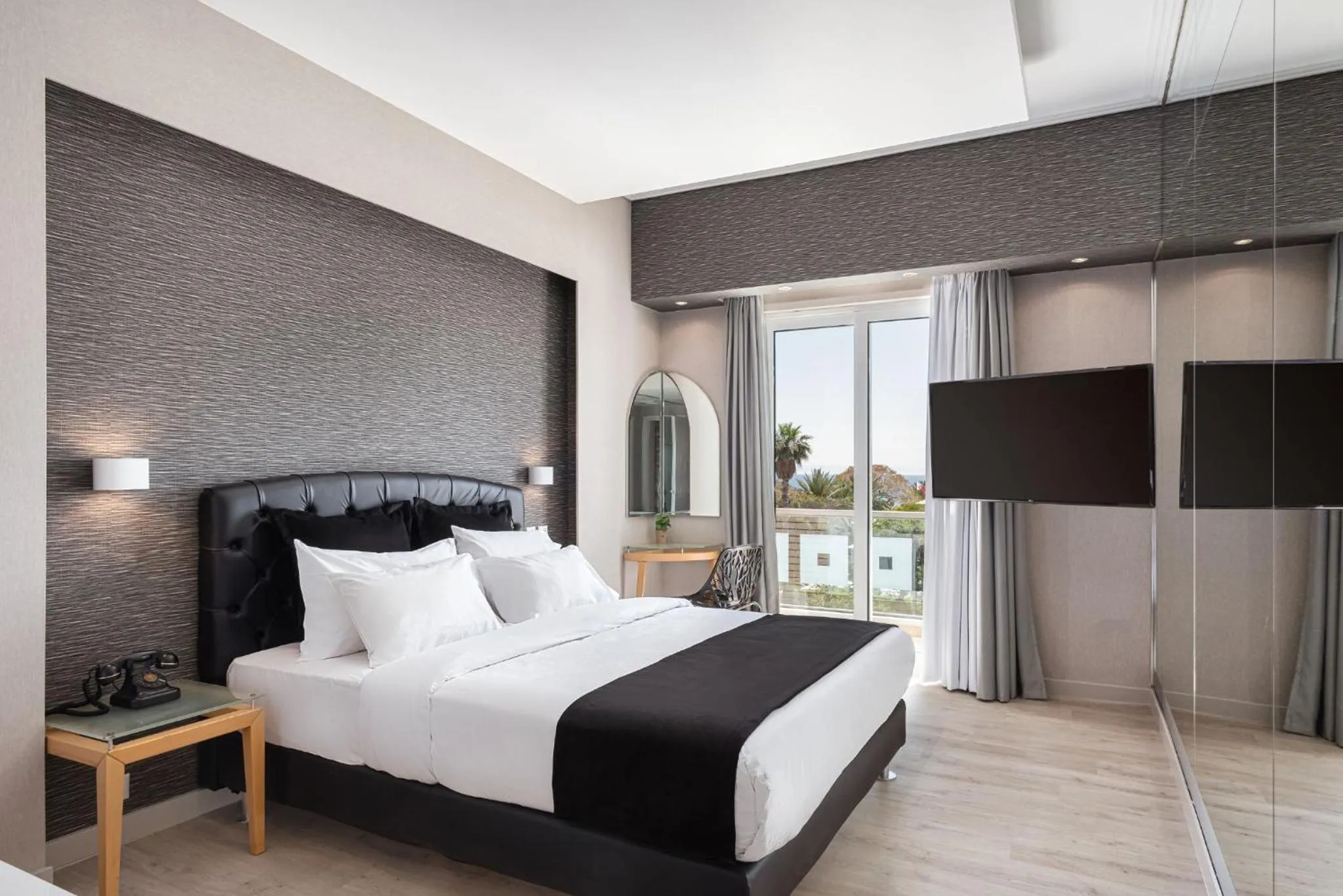 Bed in Kreoli Suites Glyfada
