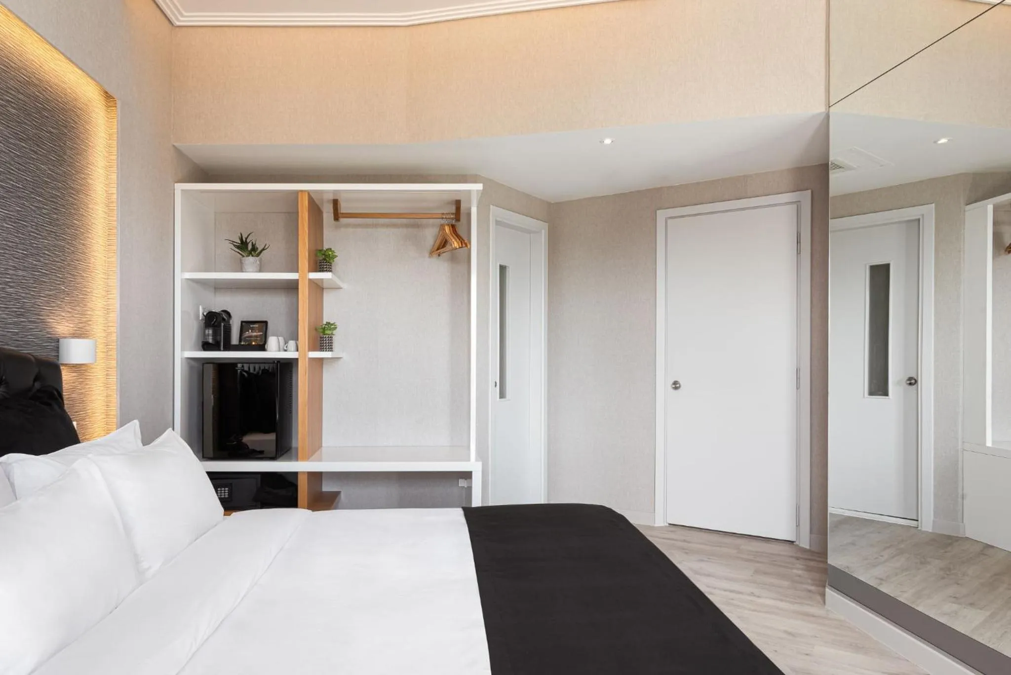 Bed in Kreoli Suites Glyfada