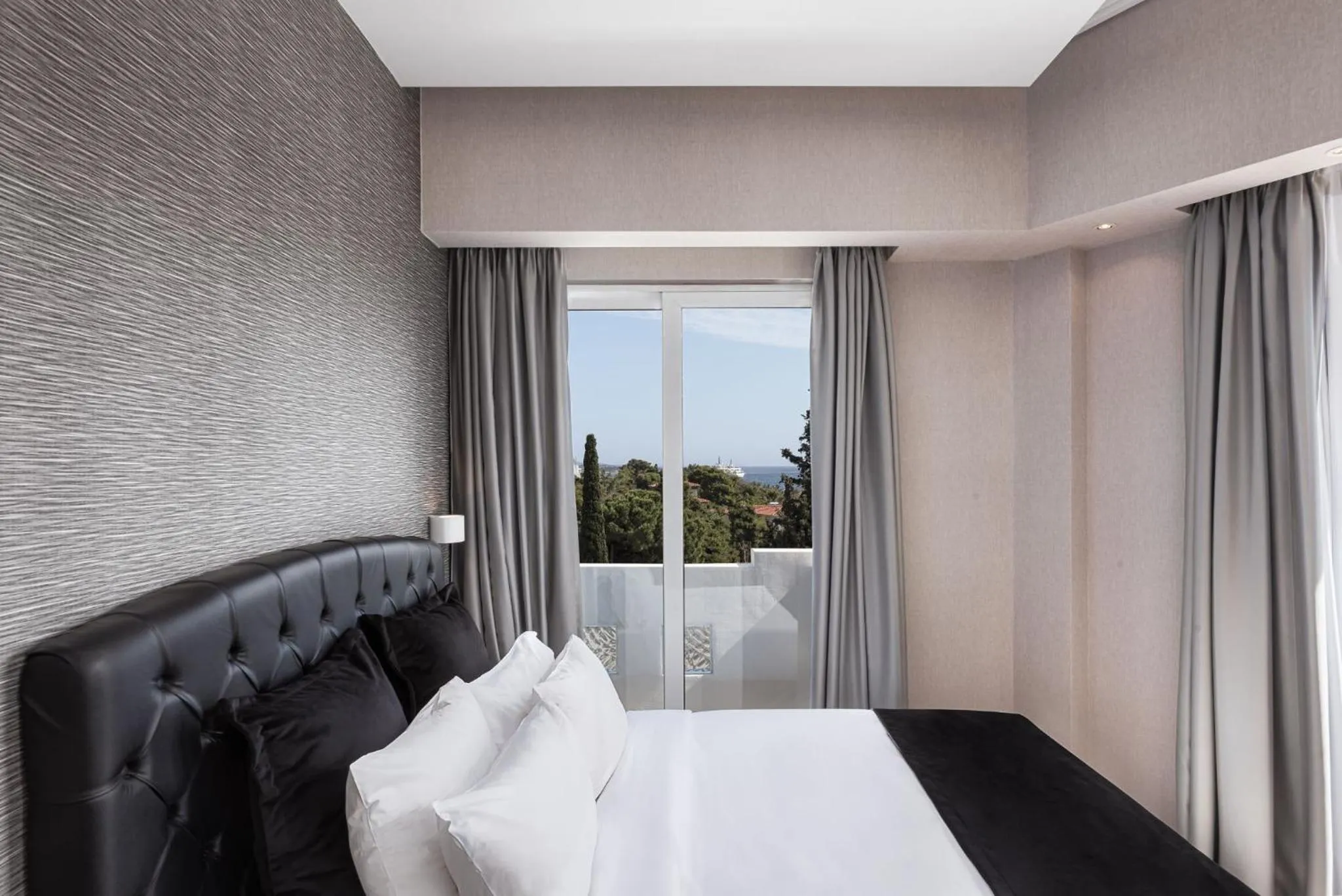 Bed in Kreoli Suites Glyfada