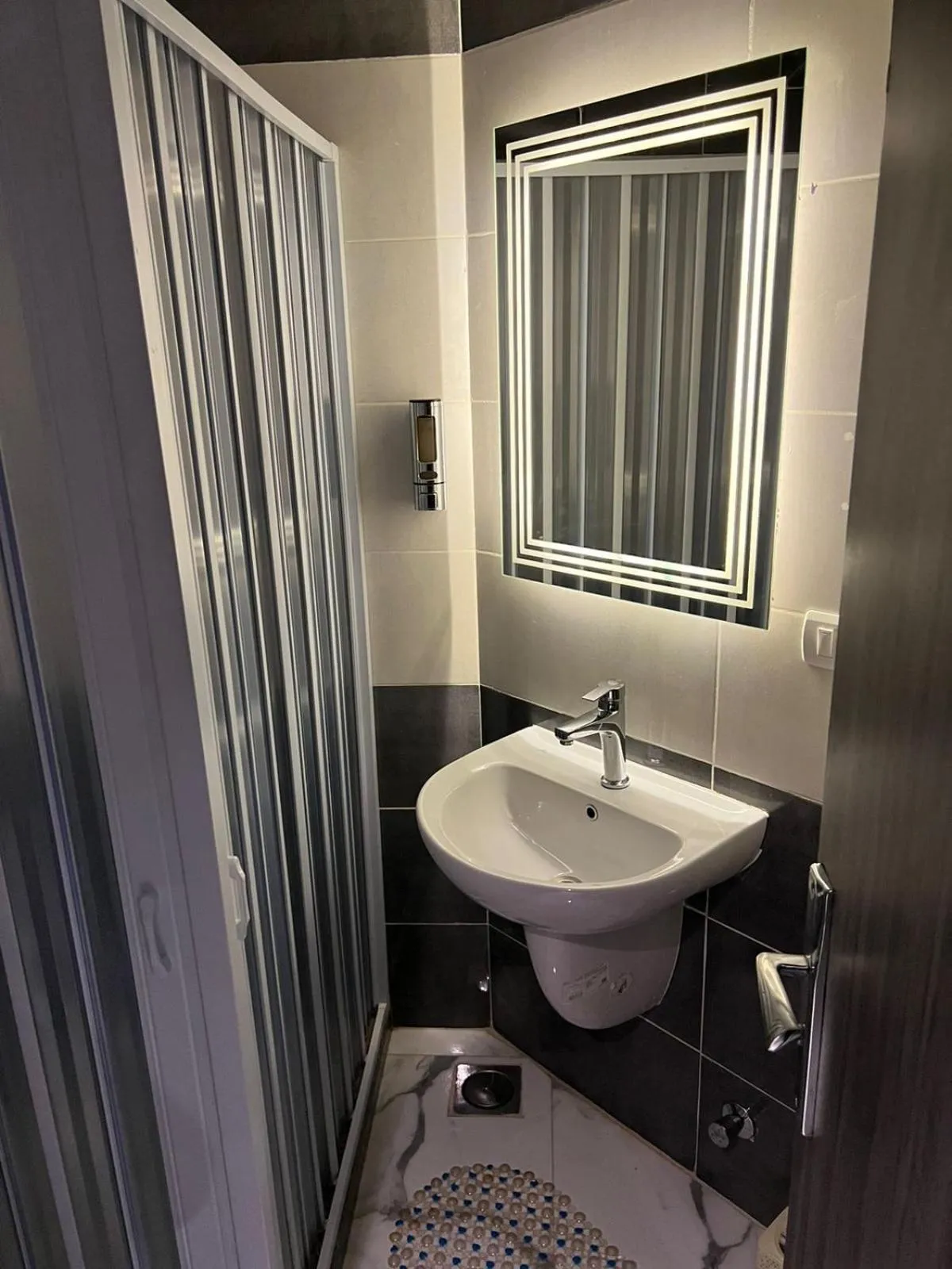 Bathroom in pyramids grand museum inn