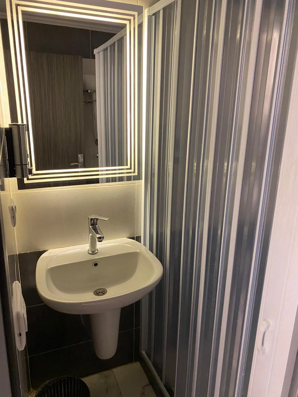 Bathroom in pyramids grand museum inn