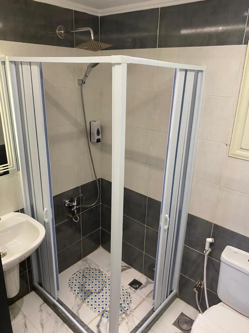 Shower in pyramids grand museum inn