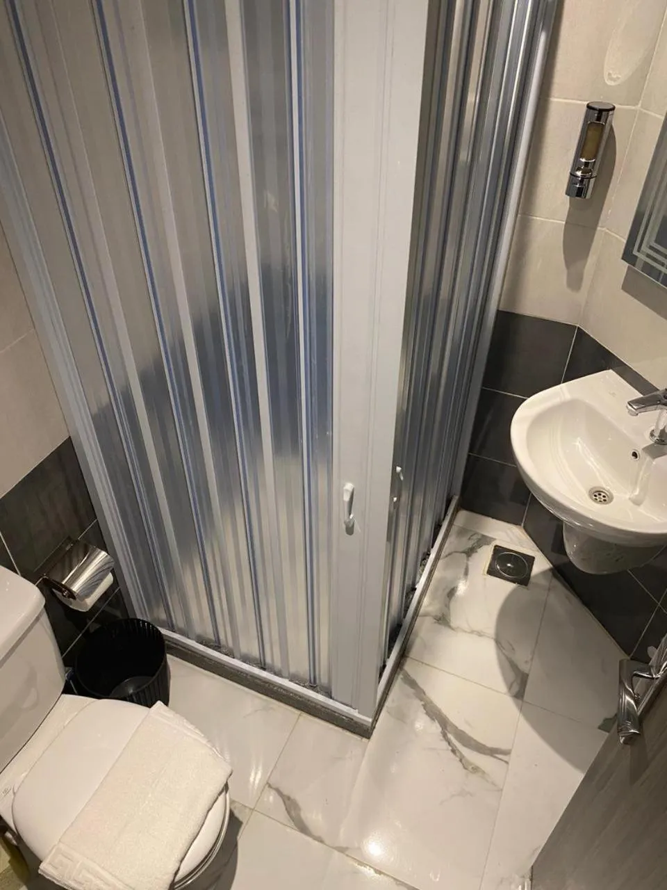 Shower in pyramids grand museum inn