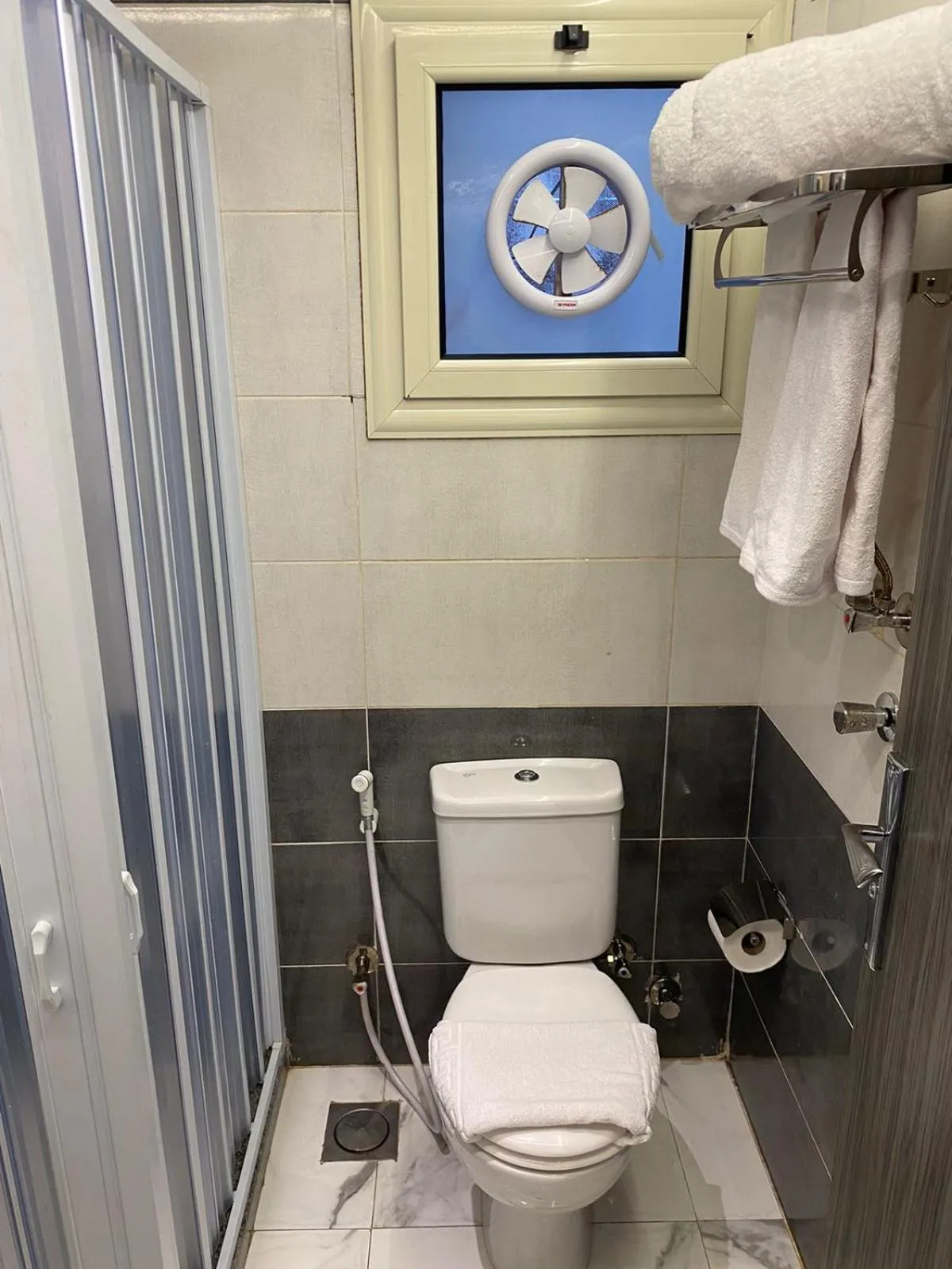 Bathroom in pyramids grand museum inn