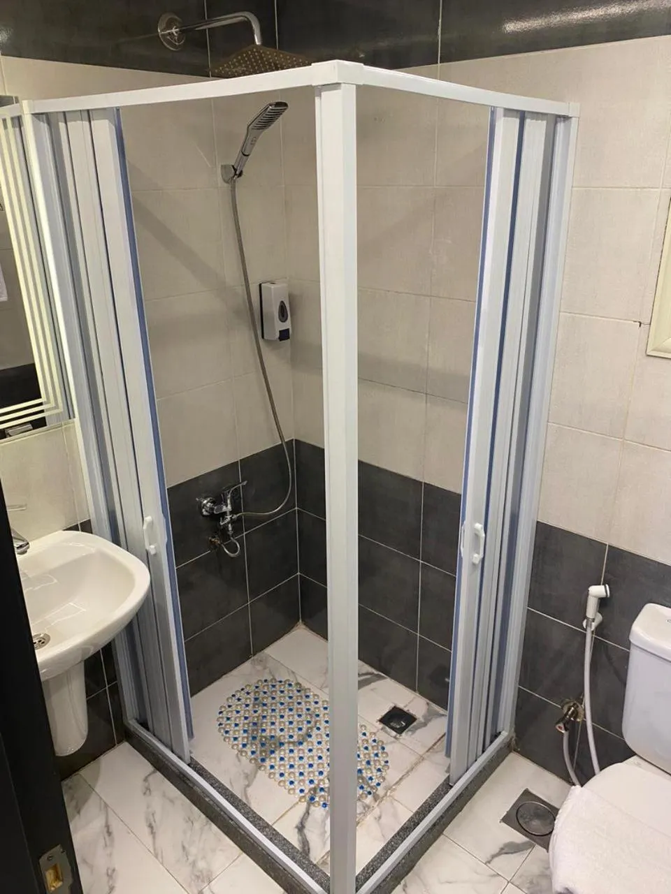 Shower in pyramids grand museum inn