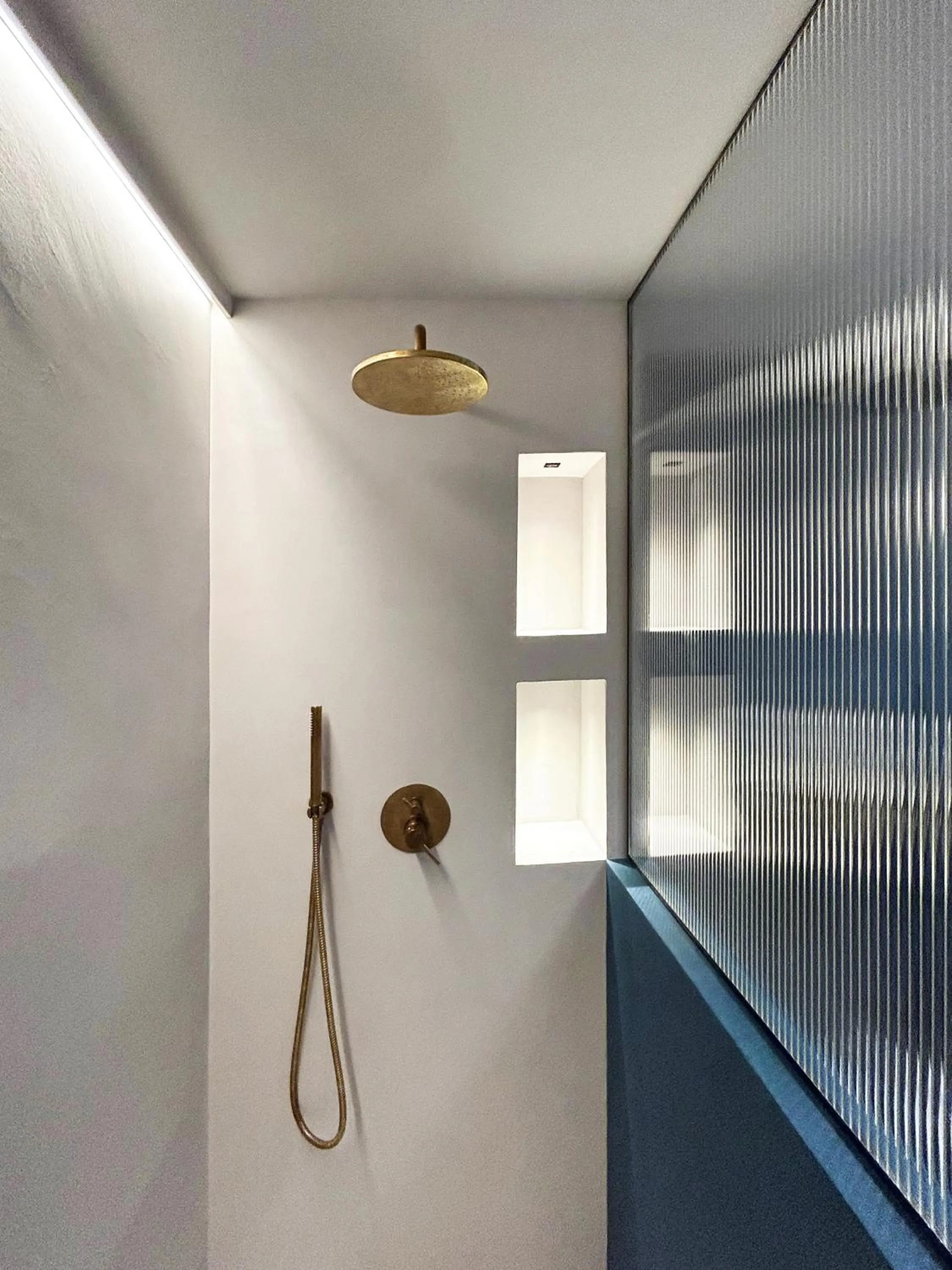 Shower in Roiss Haus Suites