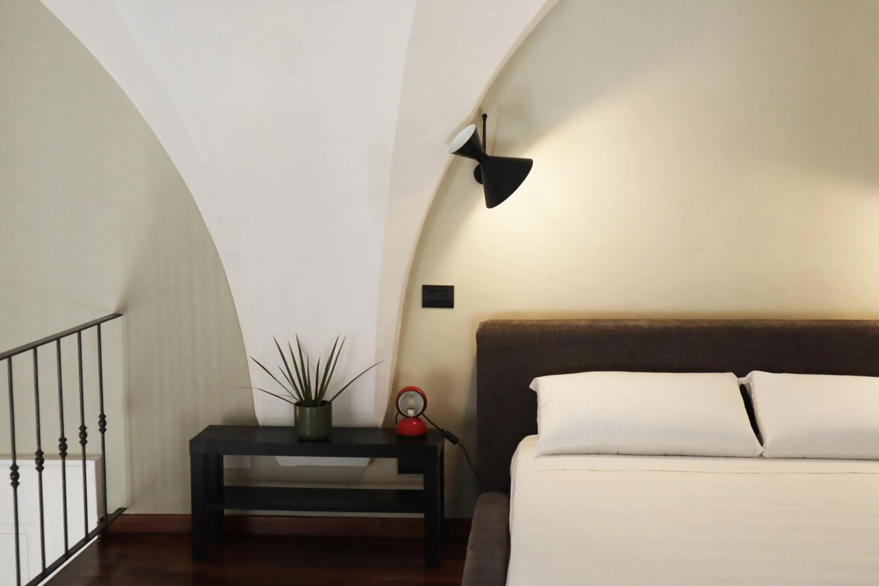 Photo of the whole room, Bed in Roiss Haus Suites