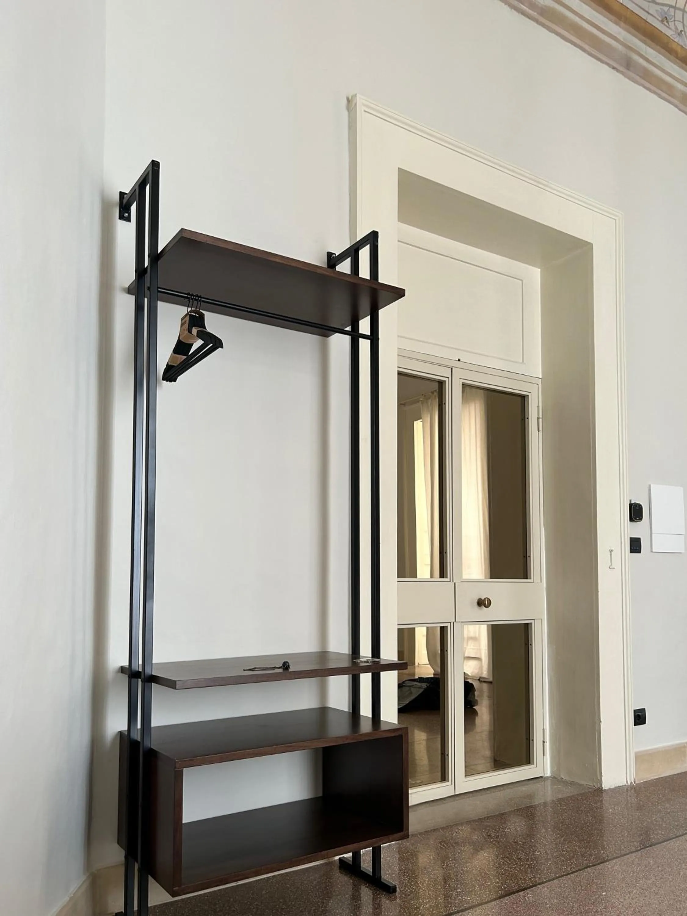 hair dresser in Roiss Haus Suites