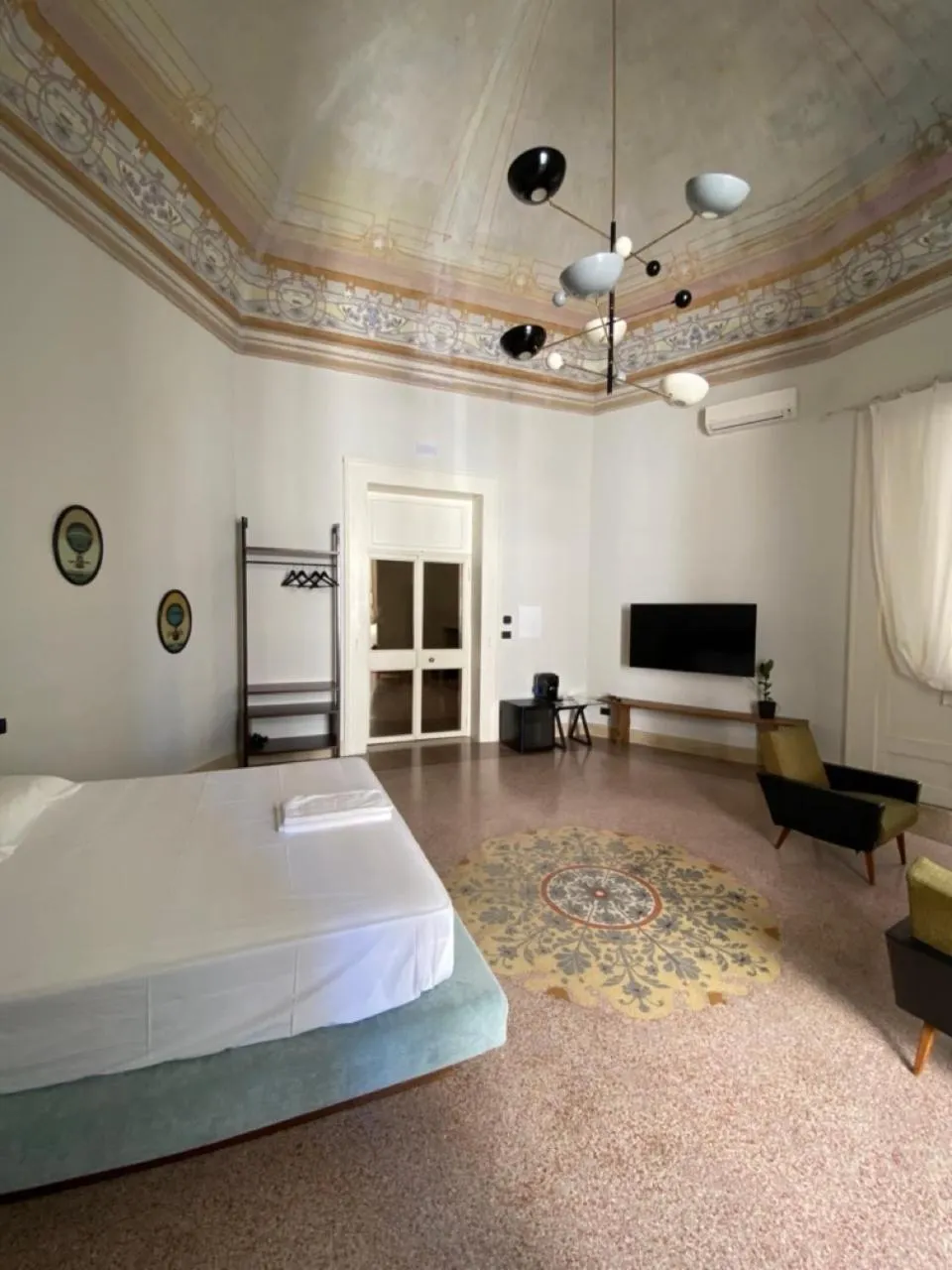 Photo of the whole room, Bed in Roiss Haus Suites