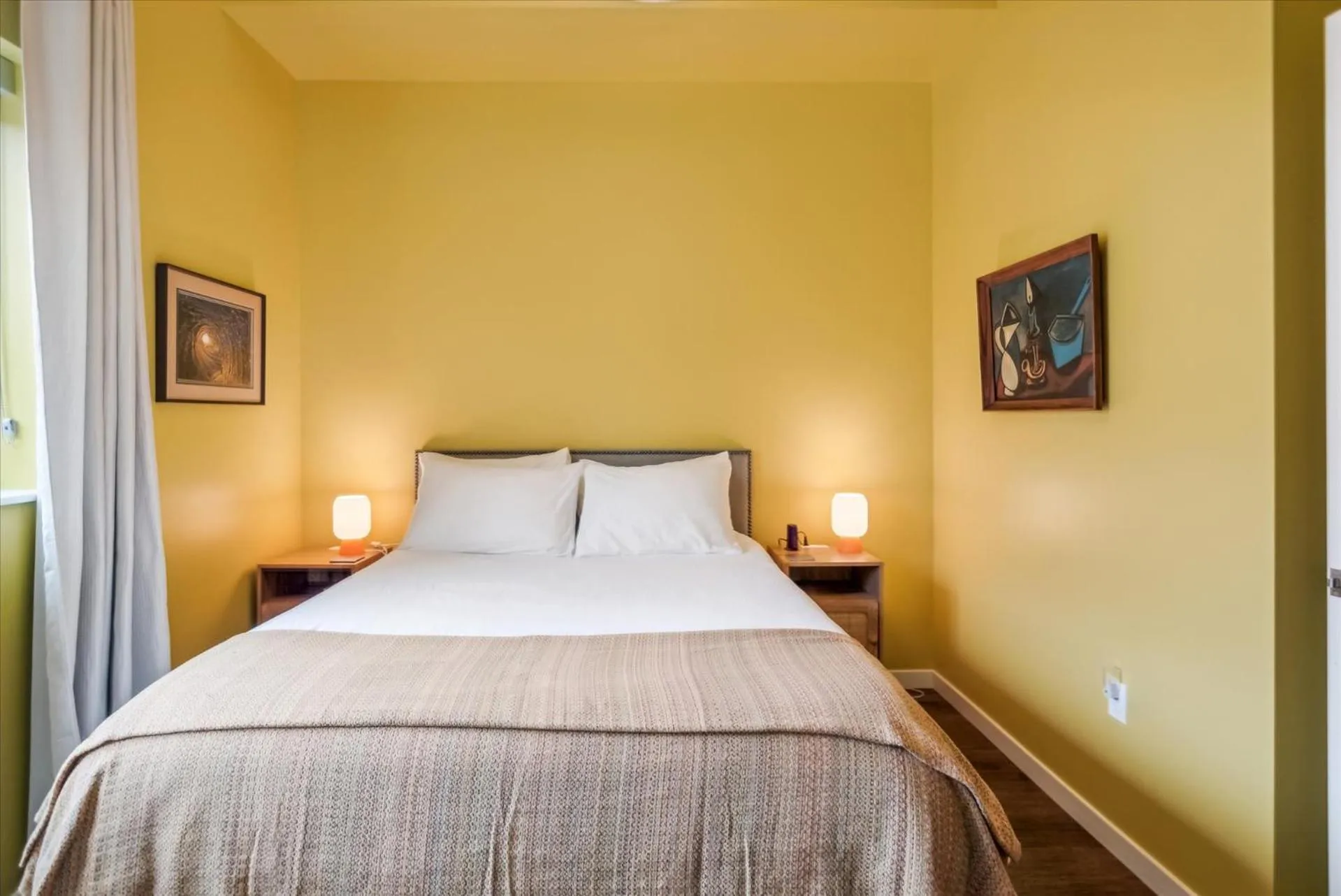 Bed in VioletSuitesPDX Boutique Hotel