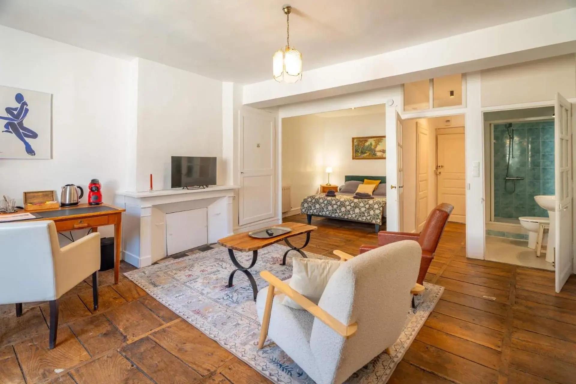 Large Double Room in Les Suites de Bellac Large Double Room in Les Suites de Bellac