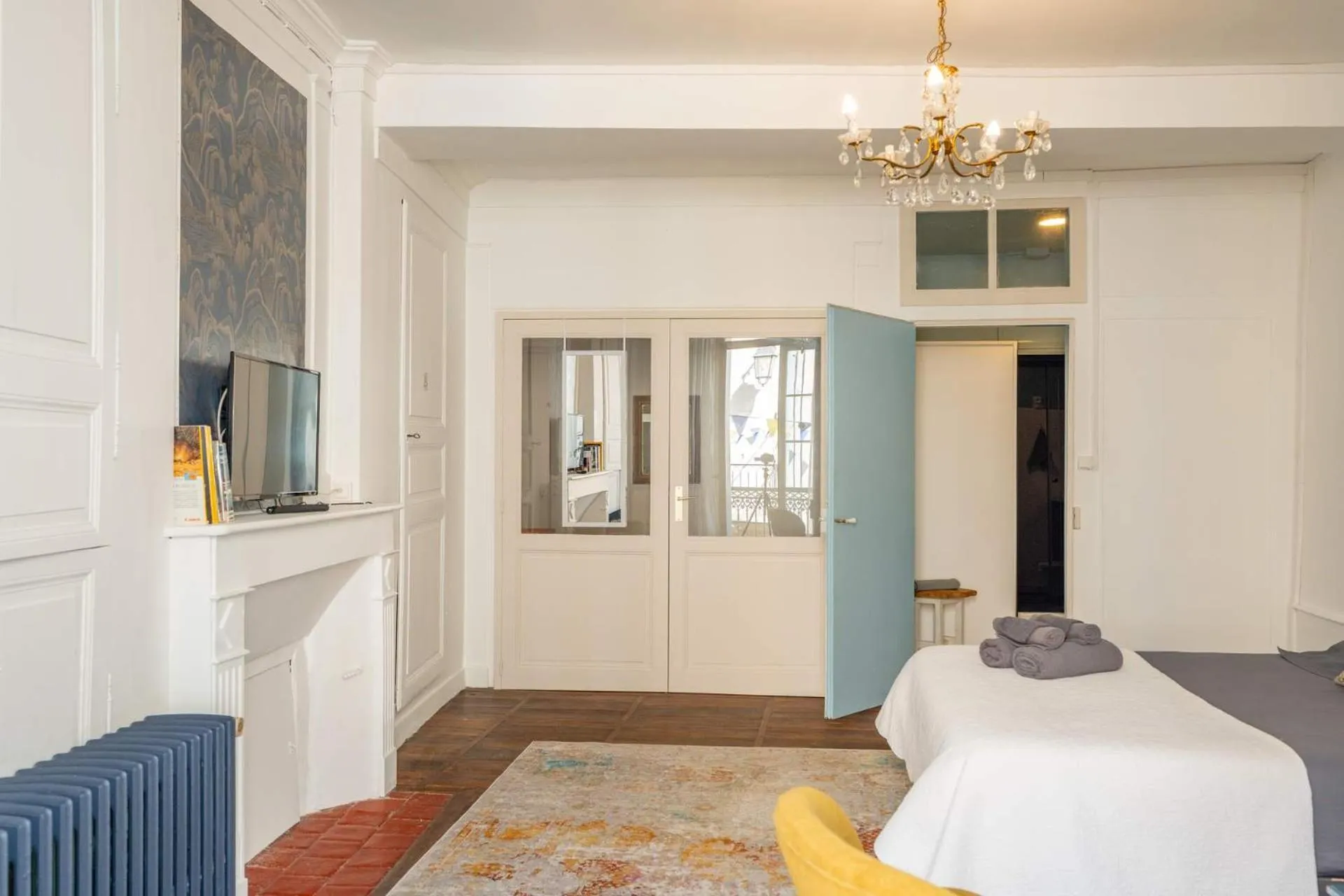 Photo of the whole room, Bed in Les Suites de Bellac