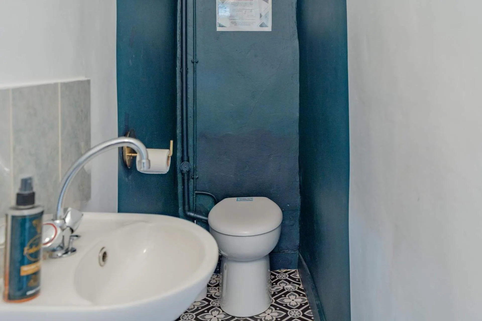 Toilet in Les Suites de Bellac