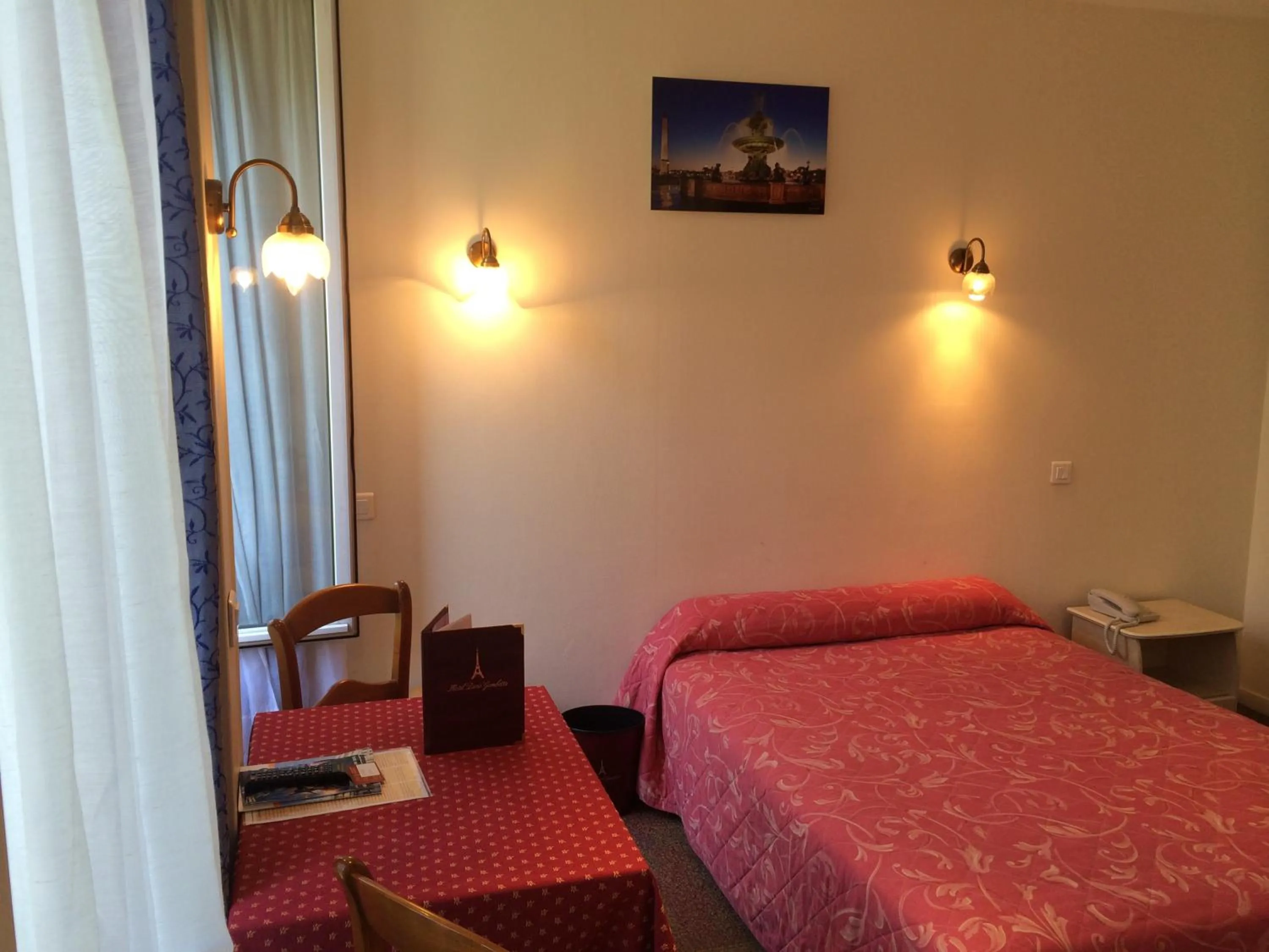 Photo of the whole room, Bed in Hôtel Paris Gambetta