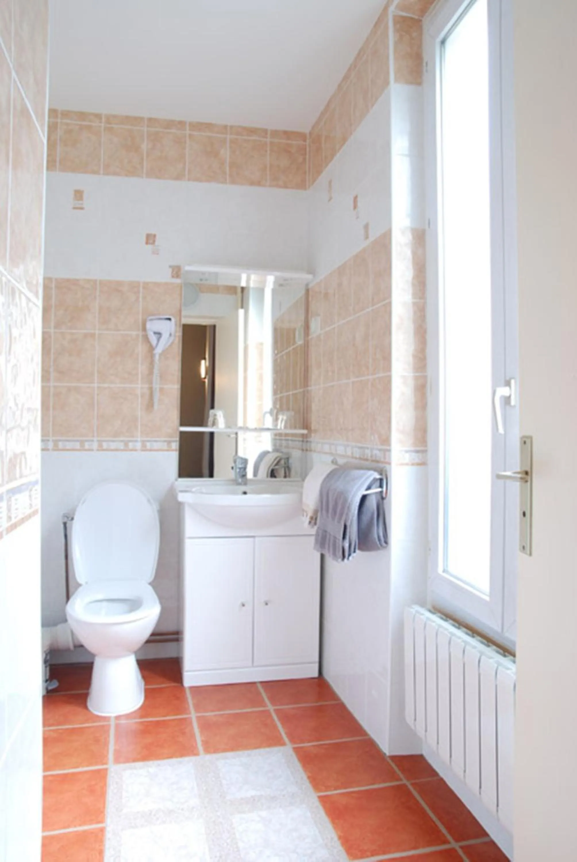 Bathroom in Hôtel Paris Gambetta