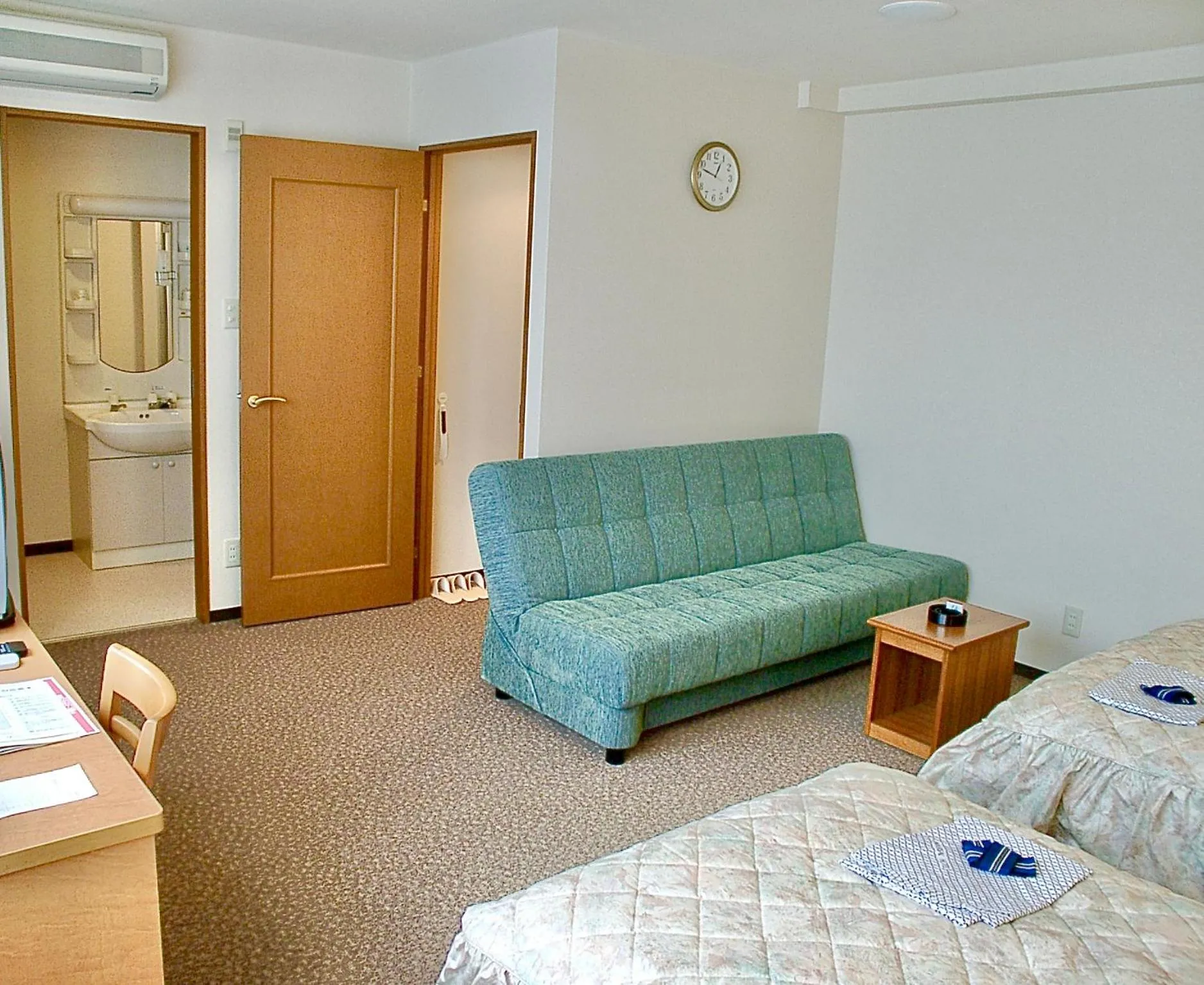 Bedroom, Bed in Yonago Universal Hotel