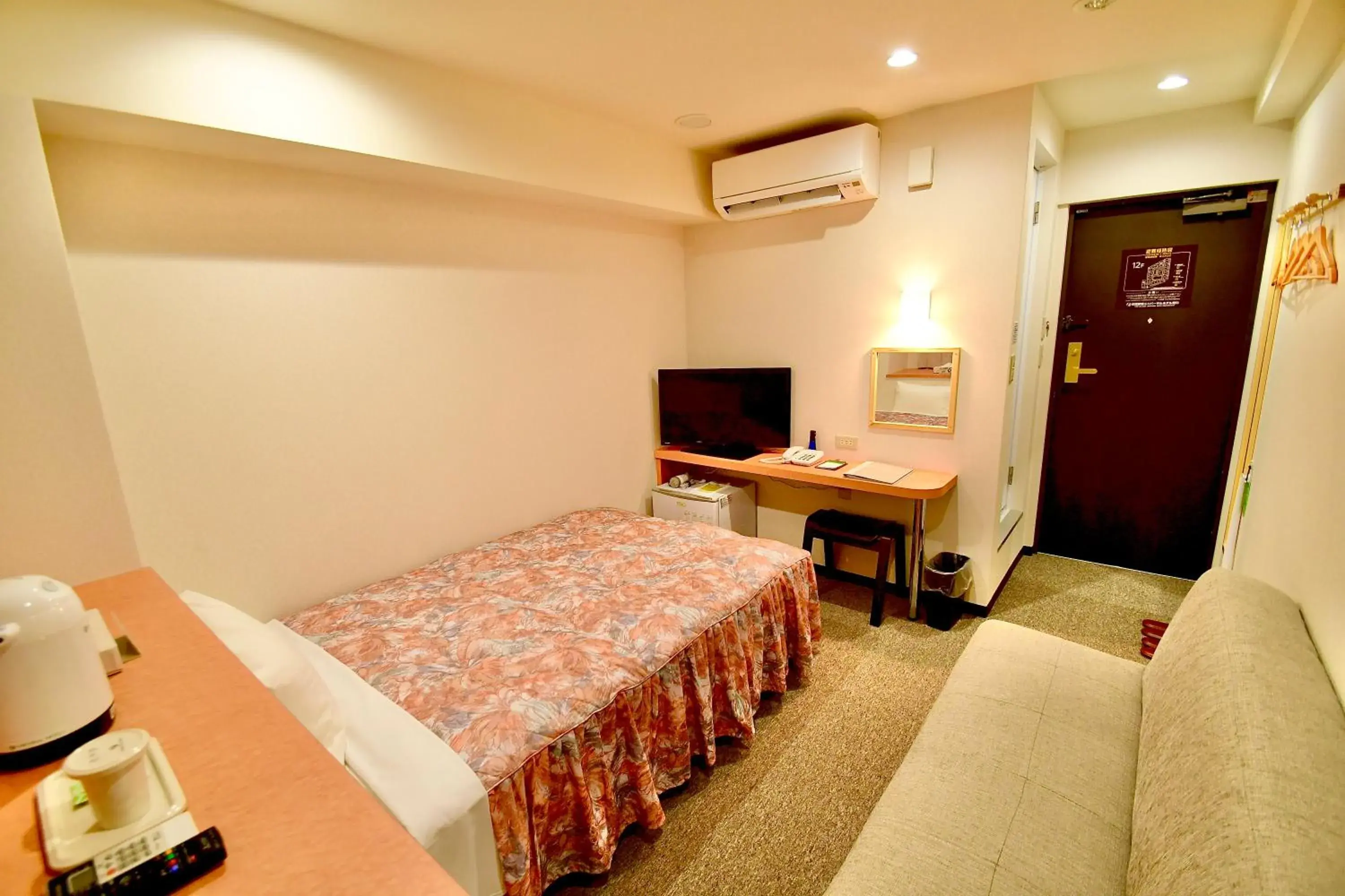 Single Room with Sofa 1 - Smoking in Himeji Ekimae Universal Hotel Minamiguchi Single Room with Sofa 1 - Smoking in Himeji Ekimae Universal Hotel Minamiguchi