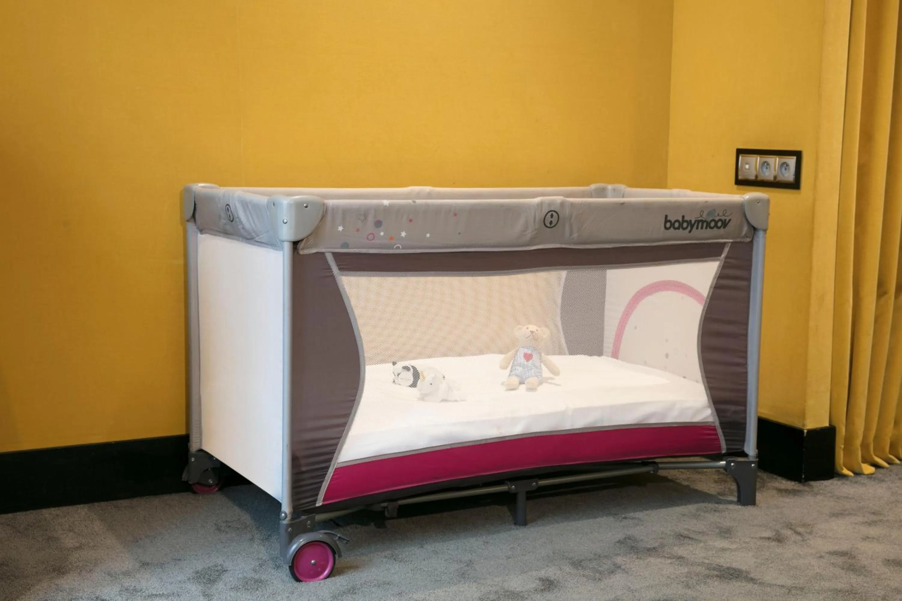 cot, Bed in Hotel de Seze