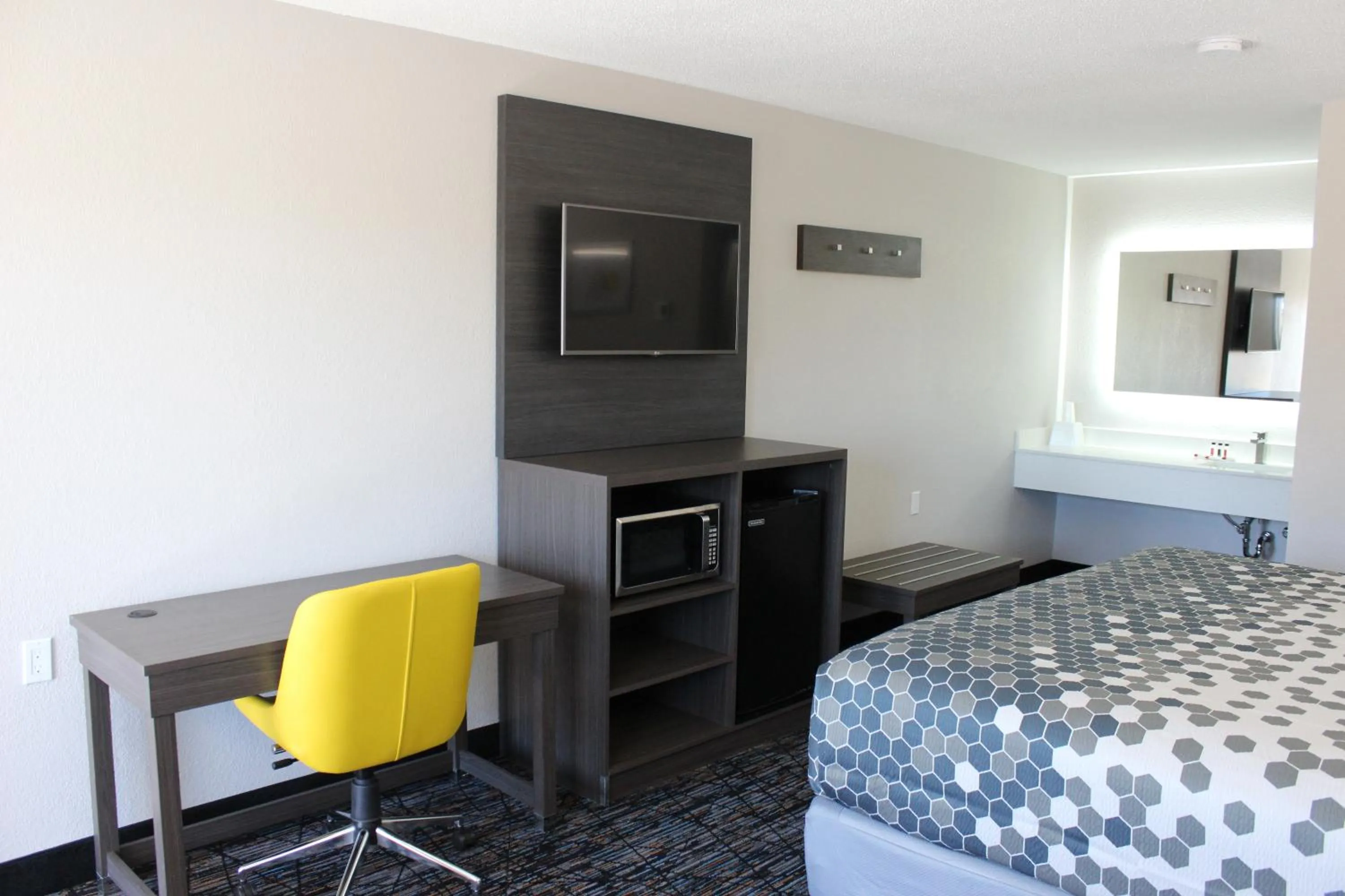 TV and multimedia, Bed in Landsford Inn