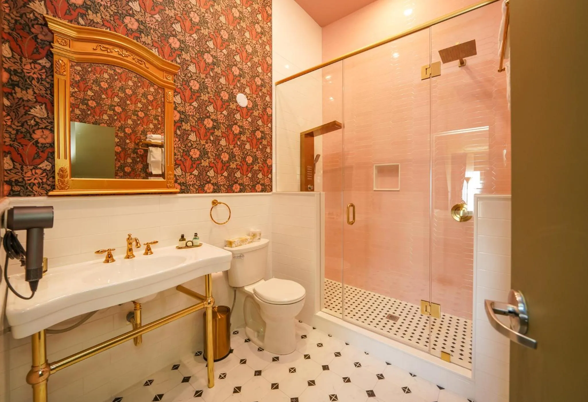 Shower in Niagara Grandview Boutique Hotel