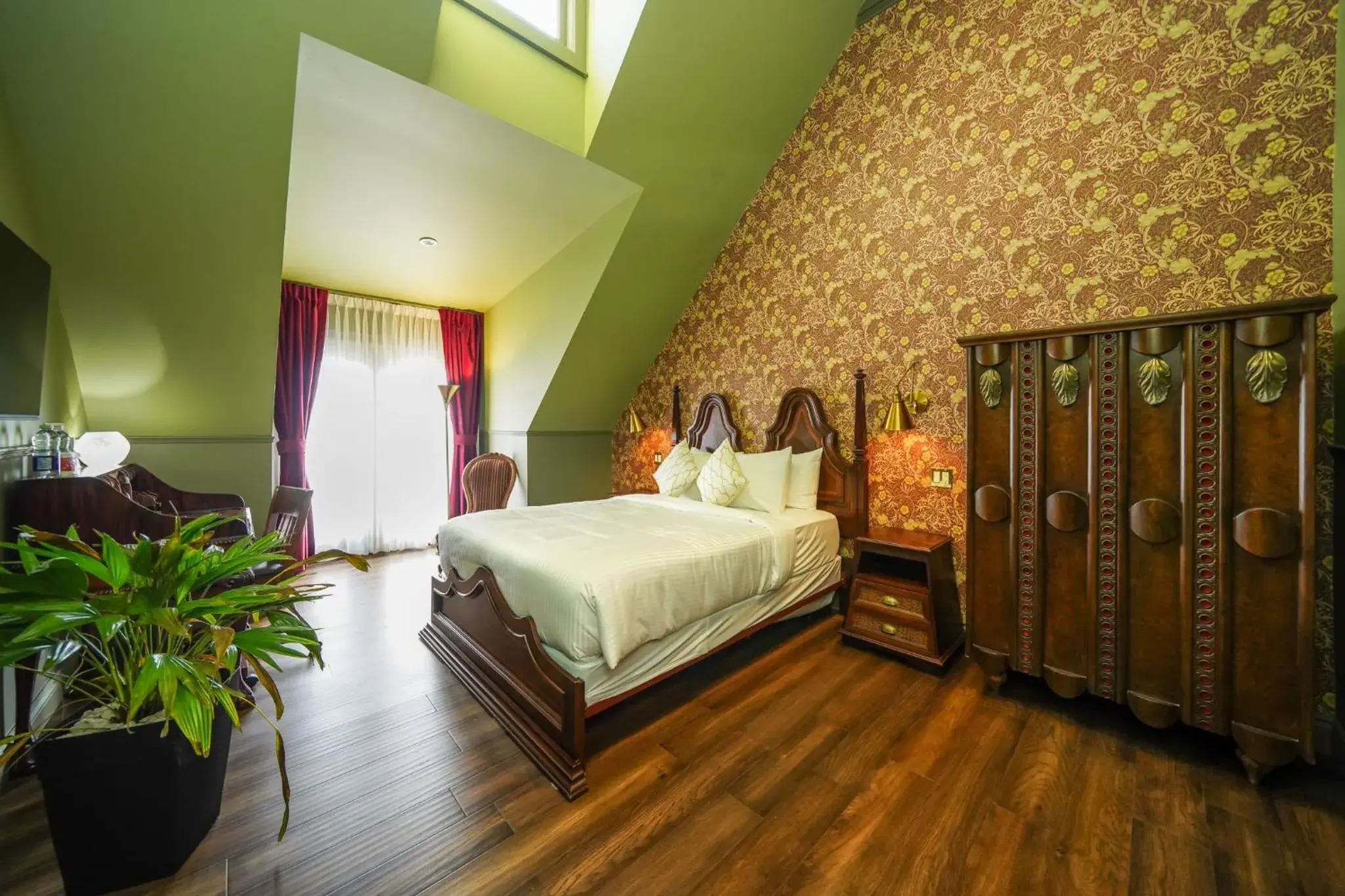 Queen Room with Balcony in Niagara Grandview Boutique Hotel Queen Room with Balcony in Niagara Grandview Boutique Hotel