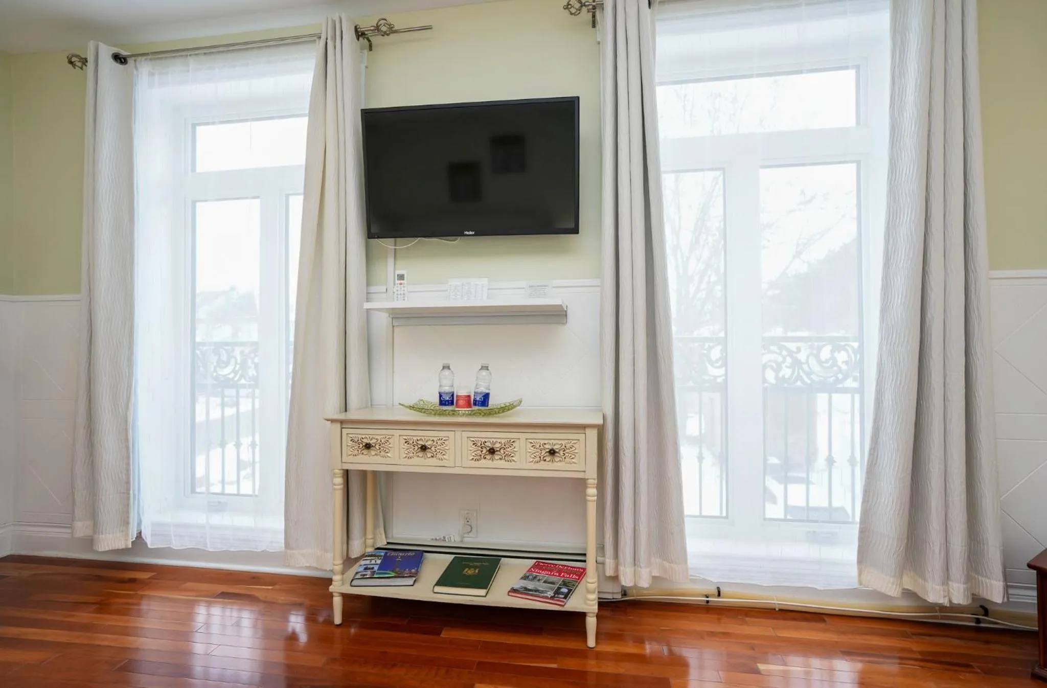 TV and multimedia in Niagara Grandview Boutique Hotel