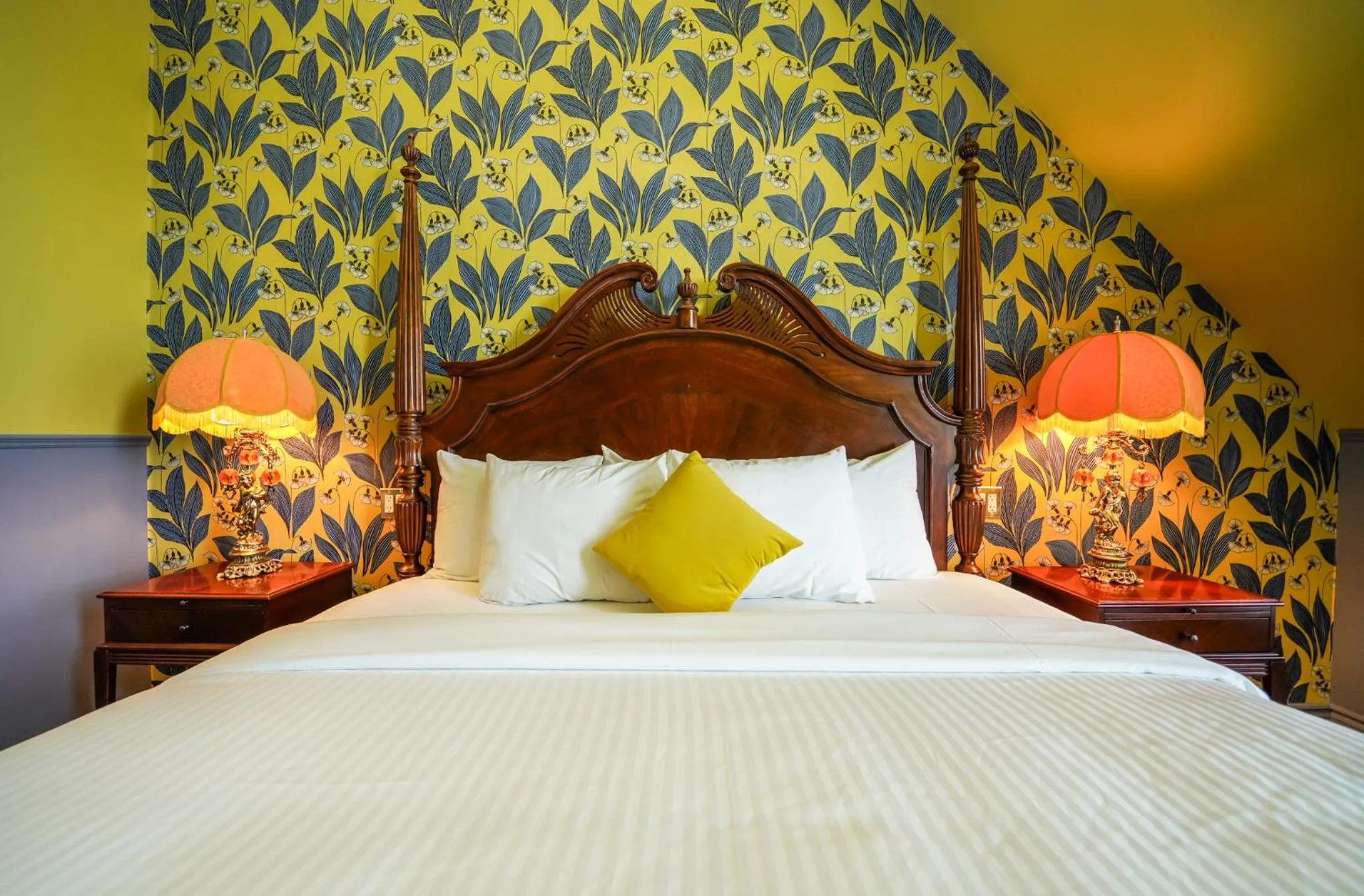 Bed in Niagara Grandview Boutique Hotel